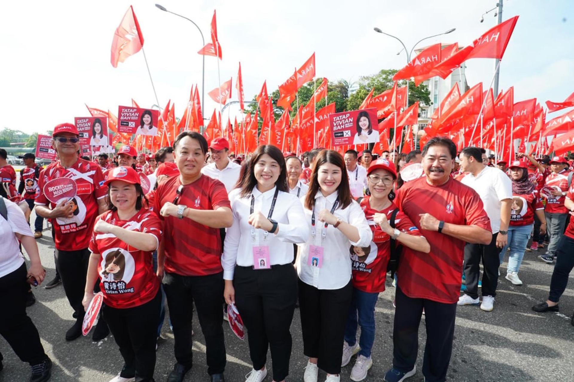 黄诗怡（右3）及董思筠（右4）面对前行动党的战友拦路。