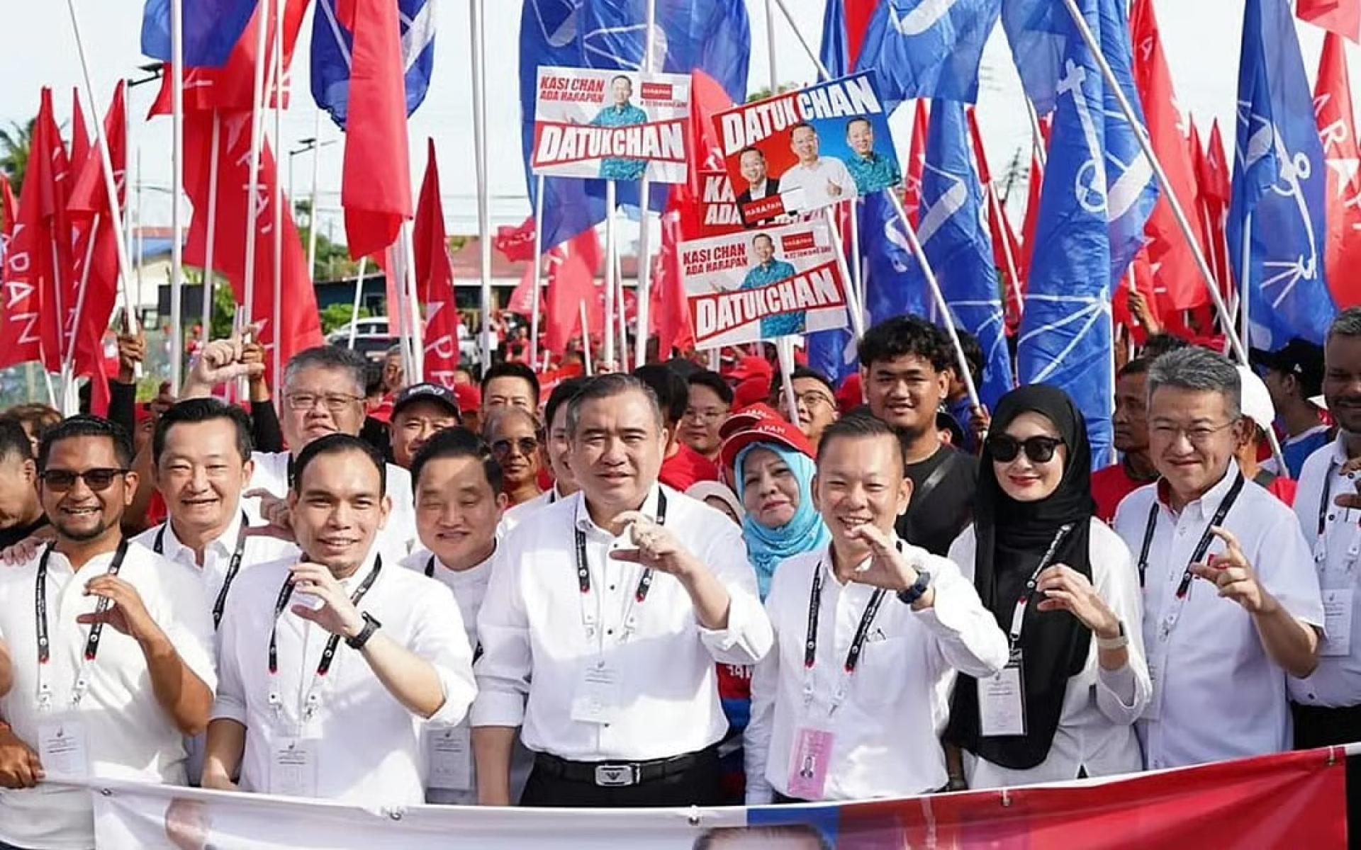 陆兆福陪同希盟丹绒亚路区候选人陈泓缣前往提名中心。