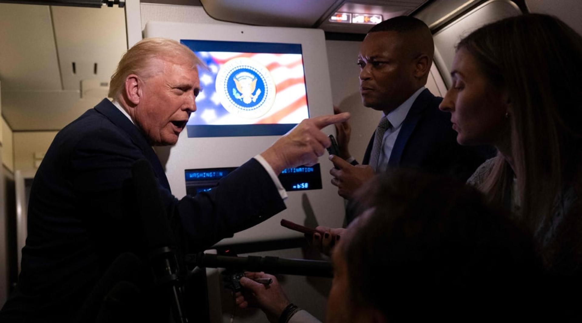 特朗普在空军一号上向媒体发言。