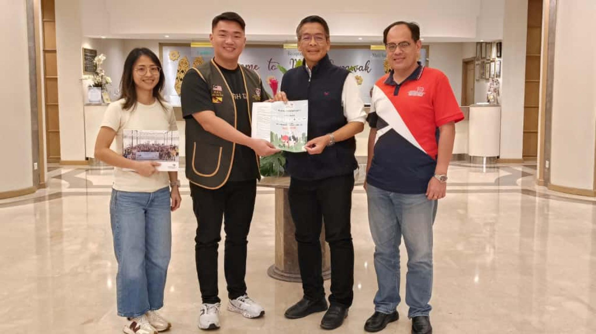 美里社区关怀团队会长兼筹备会主席李俊达（左2）移交信函予主宾、德朗乌山区议员拿督丹尼斯奥（右2）。右为副会长杨万勇，左为秘书兼筹备会秘书刘俐荠。