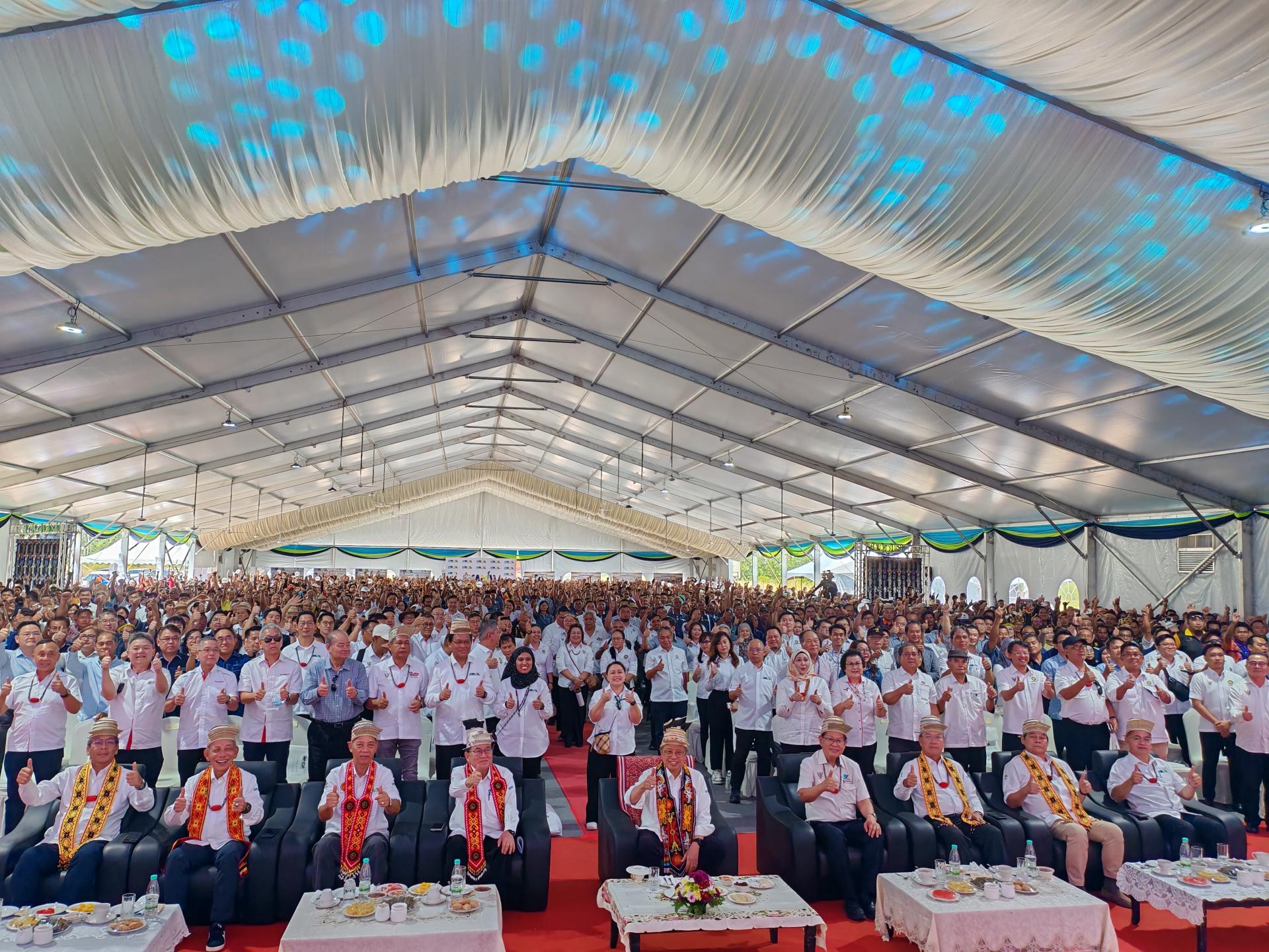 砂拉越总理拿督巴丁宜丹斯里阿邦佐哈里（中）、嘉宾们和与会者合影。