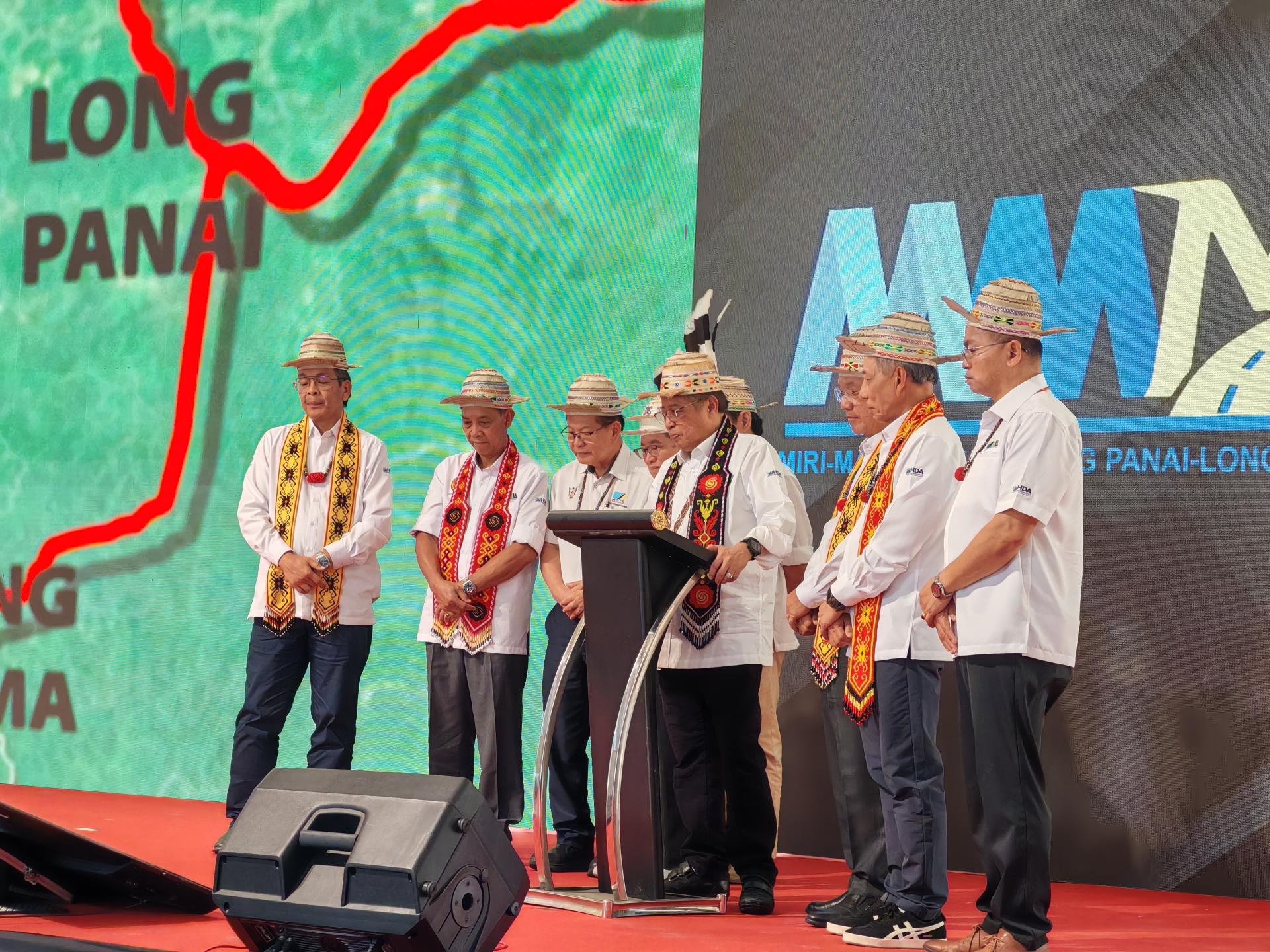 砂拉越总理拿督巴丁宜丹斯里阿邦佐哈里为全长142公里的美里、马鲁帝、姆鲁、弄巴奈、弄拉玛（MMMLL）道路工程主持象征式动土。