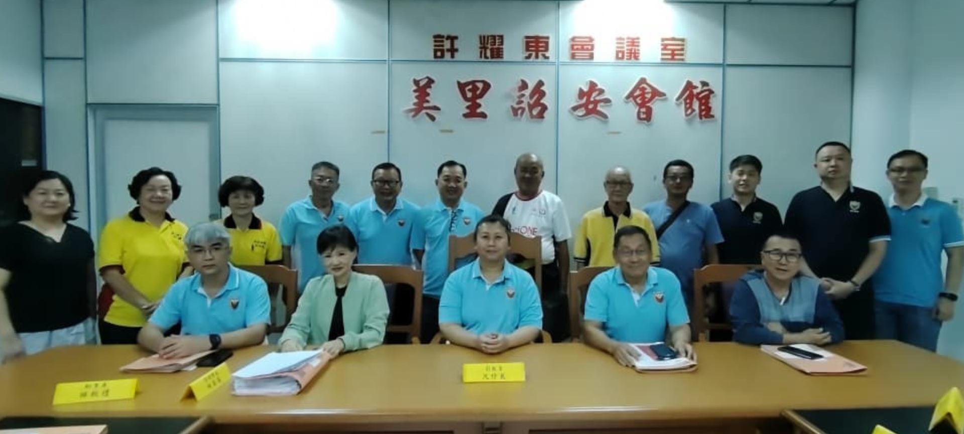 坐者右2起为美里诏安会馆会长林贤德、筹备会主席沈伶莪，以及筹备会成员合影。