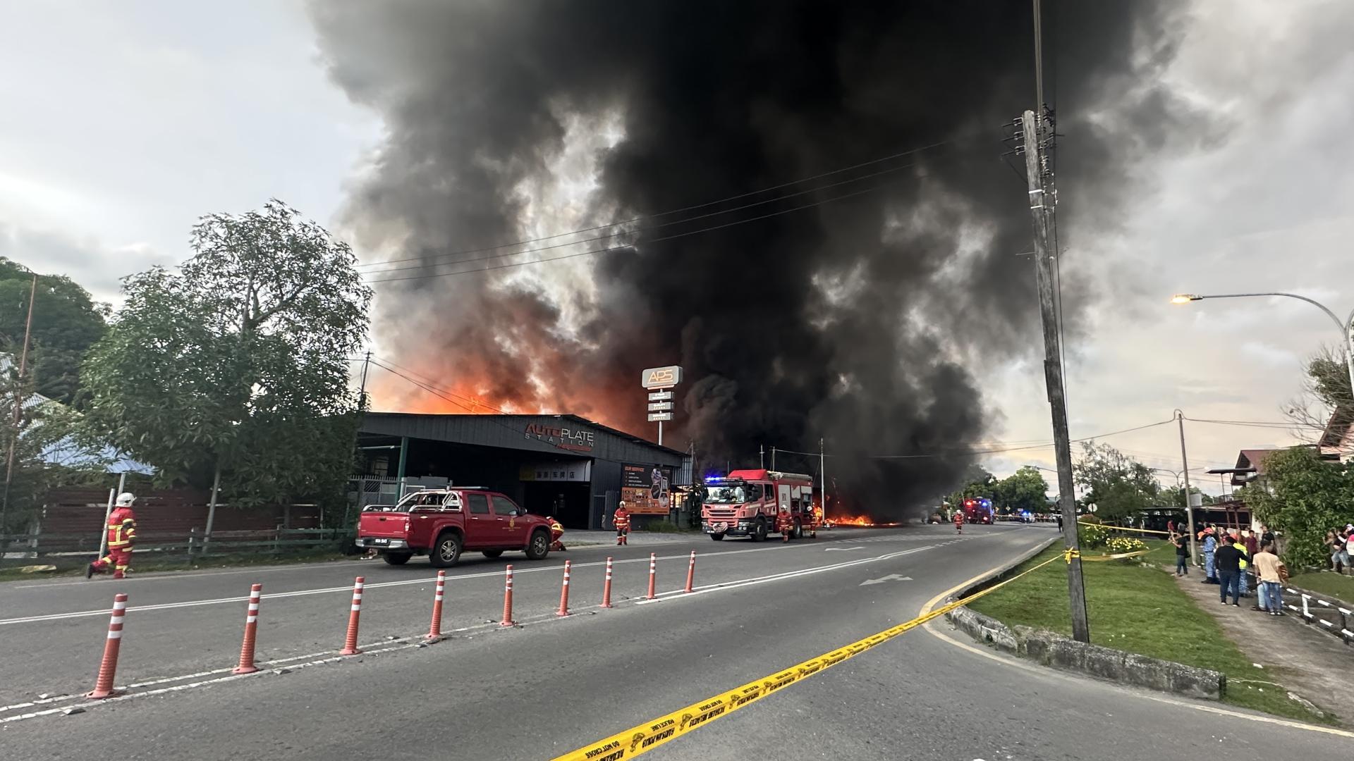 风势推波助澜下极速扩散，前后共波及数间木屋，甚至延烧至毗邻柏迈苏里路的一家家具店。