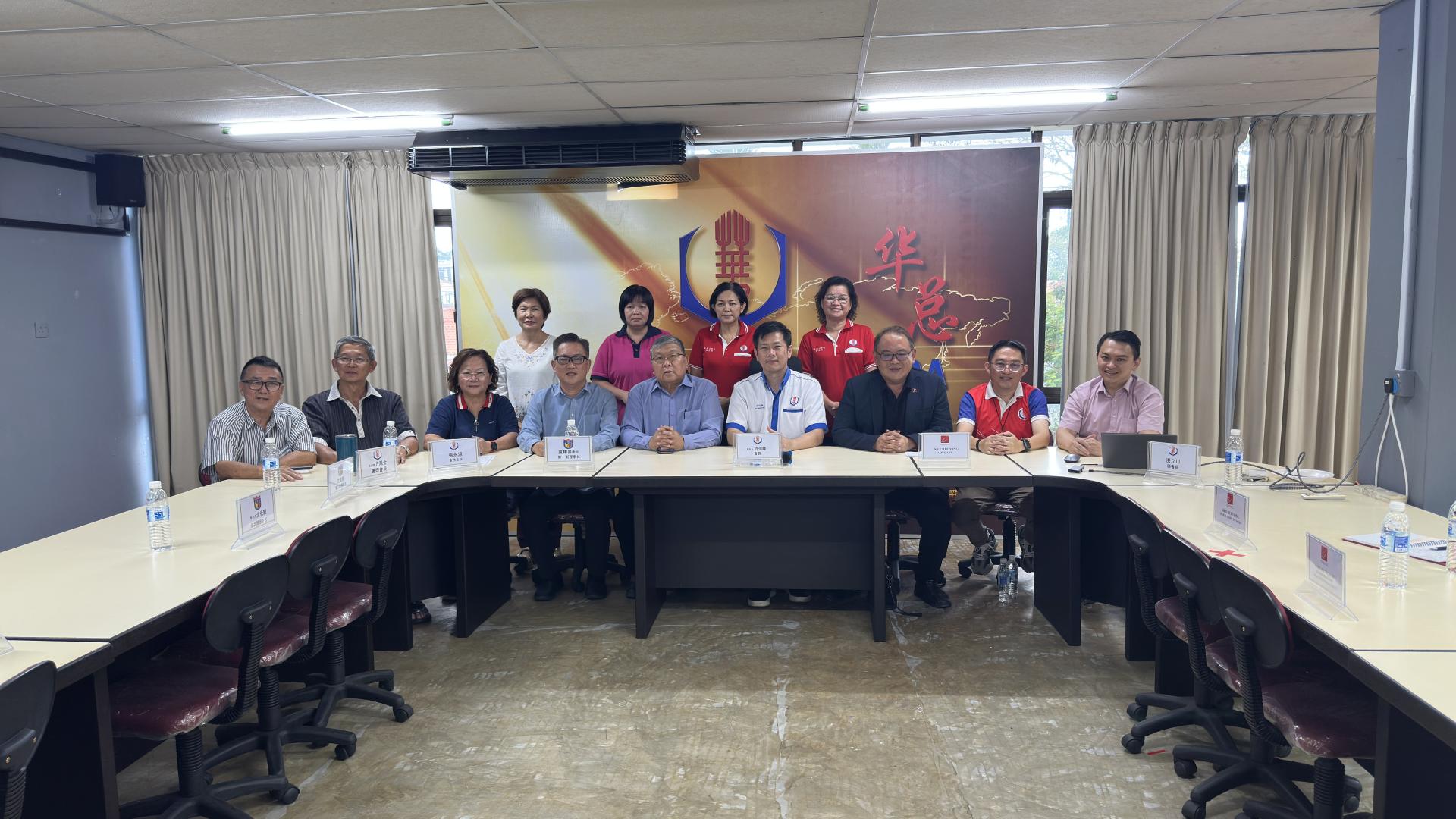 美里华社欢迎中华人民共和国驻马来西亚特命全权大使欧阳玉靖阁下晚宴新闻发布会。前排左起为甲必丹沈炎龙、美里中华总商会第三副理事长沈顺展、美里华总署理会长本固鲁方凤金、美里华总会务主任兼筹备会主席张永源、美里中华总商会第一副理事长卢耀喜律师、美里华总会长许信隆、美砂集团集团主席顾问古治民、美里华总秘书长洪立川及陈庆忠。