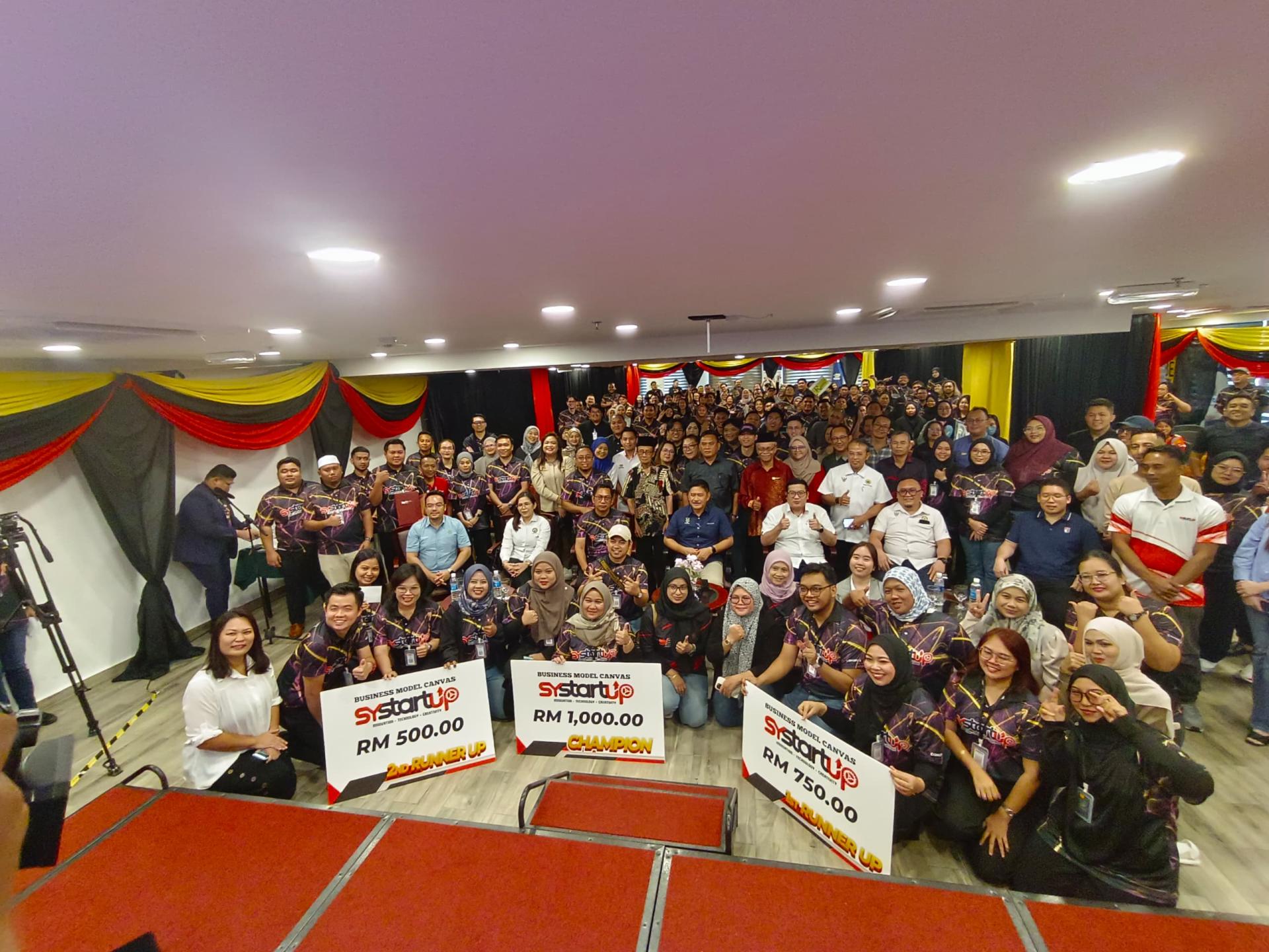 第二届砂拉越青年创企计划密集课程闭幕颁奖仪式后合影。