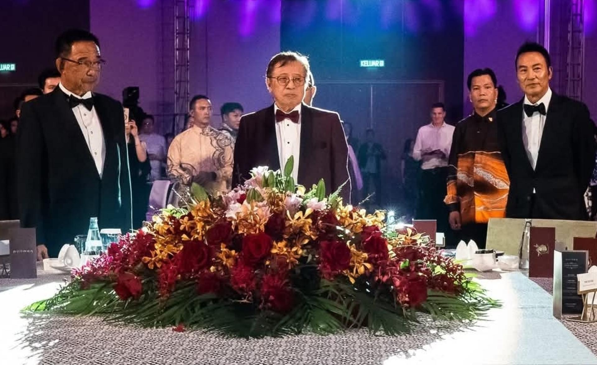 .总理阿邦佐哈里（中）出席东盟颁奖礼。其左及右分别为阿都卡林和港星任达华。