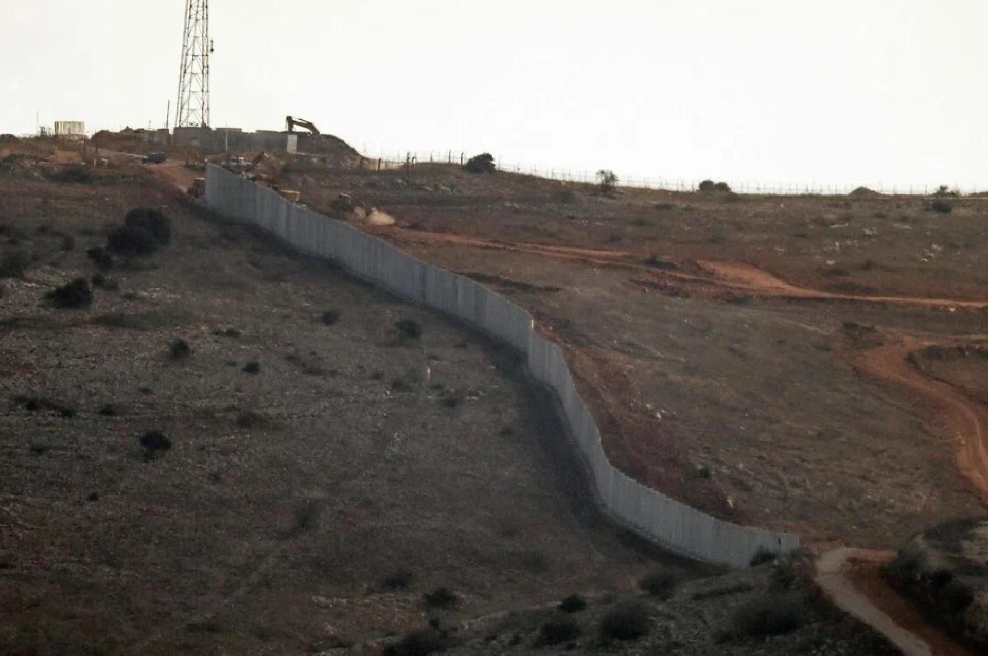 “蓝线”于2000年由联合国划定，将黎巴嫩与以色列及以方占领的戈兰高地分隔开来。图为以色列目前在蓝线以南区域修建的混凝土墙。