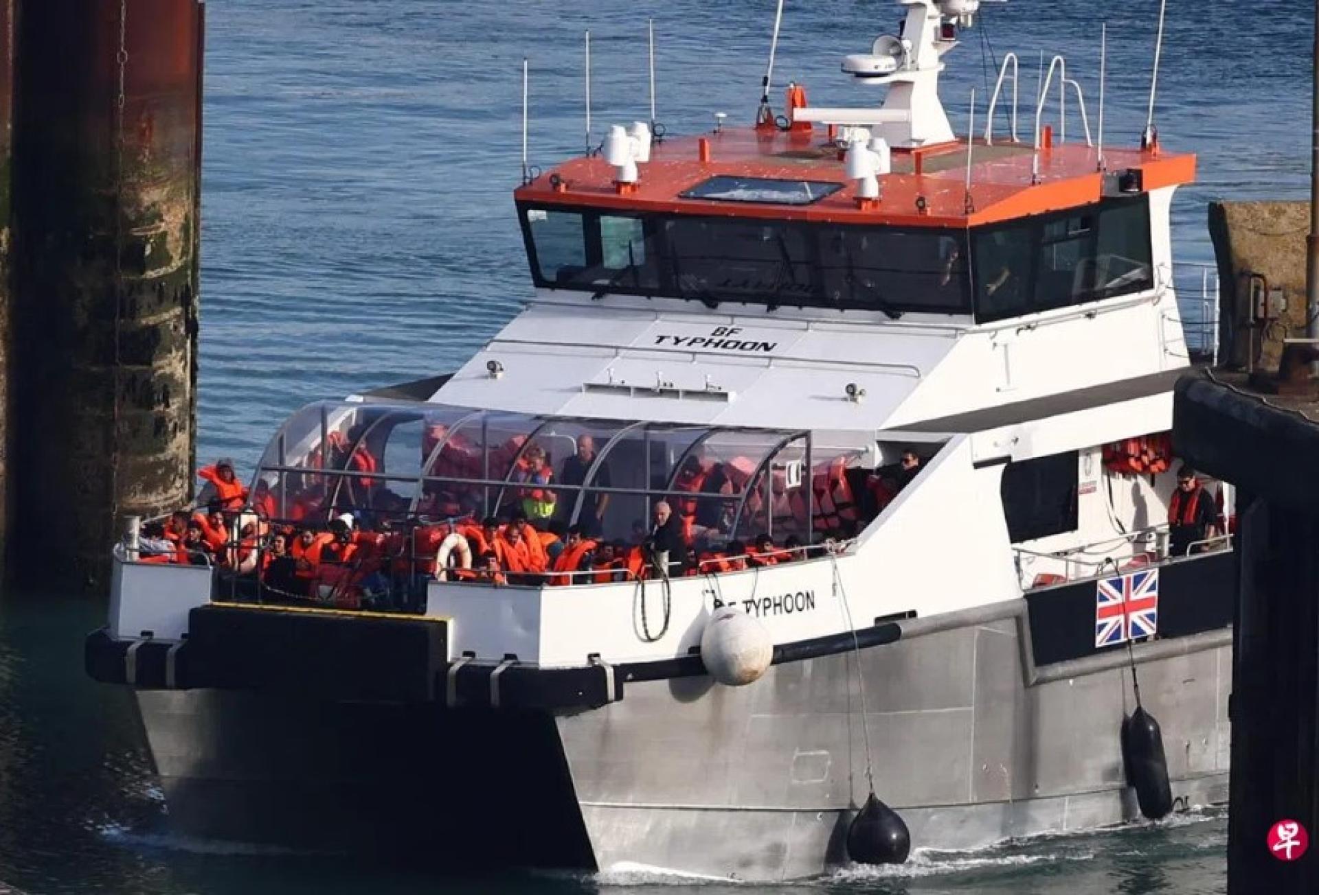 英国工党政府正不断收紧移民政策，尤其针对从法国乘小船偷渡入境的移民。图为9月19日，英国边境执法船搭载从法国出发偷渡英吉利海峡的移民，抵靠英格兰丹佛的码头。
