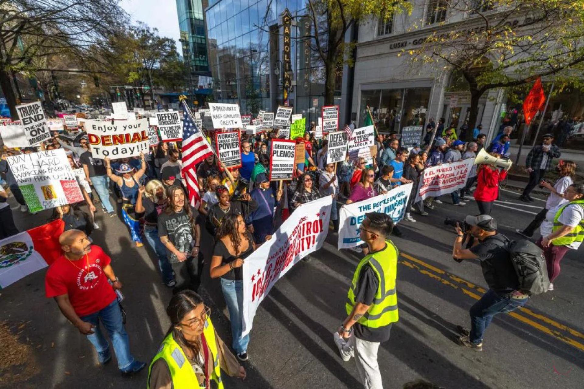 夏洛特市官员称，预期中的联邦突袭执法行动在夏洛特引发恐慌与不安。夏洛特民众星期六（11月15日）上街示威，抗议特朗普政府在当地展开移民执法行动。