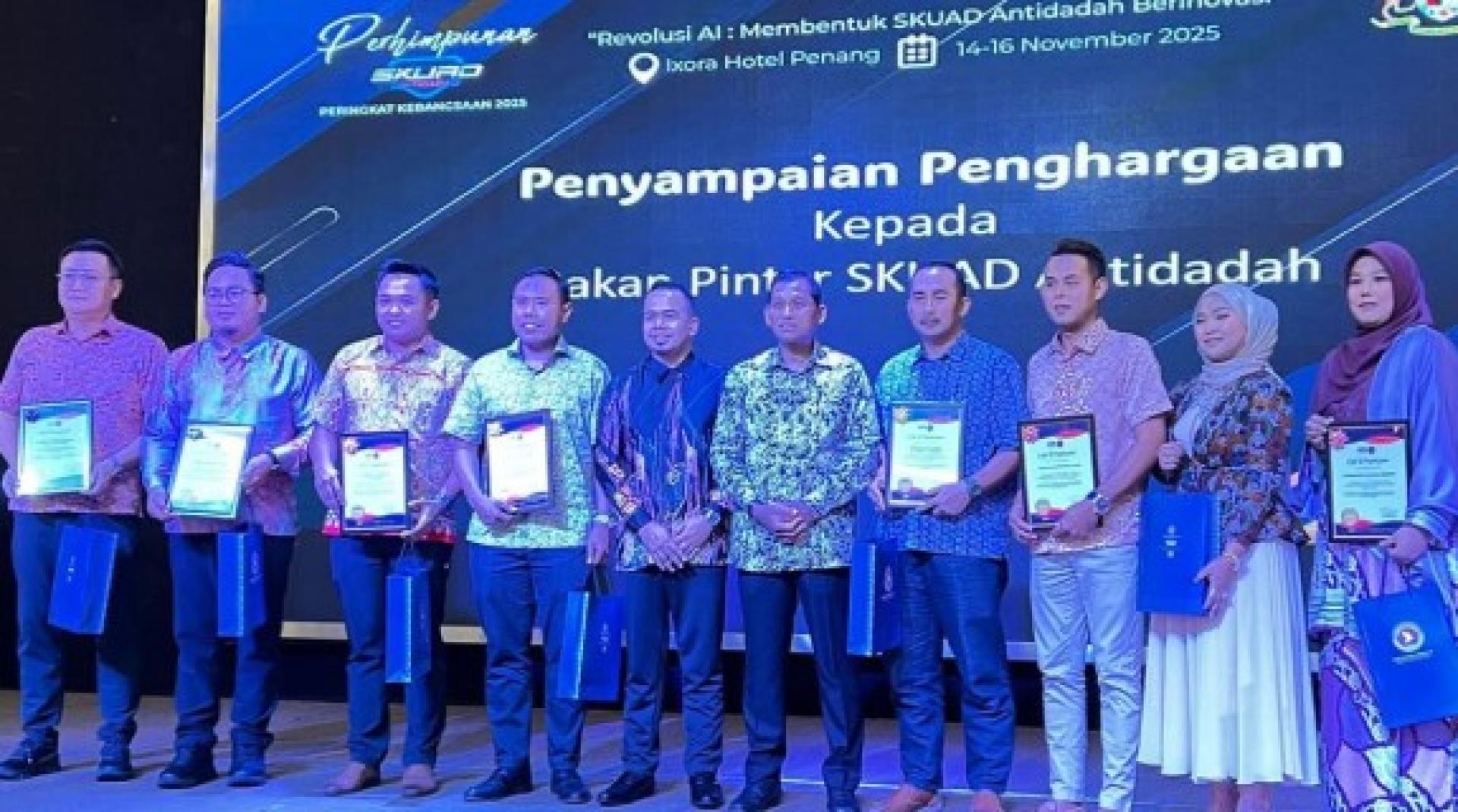 再努丁阿都拉（右５）颁发表扬状予国家反毒机构策略伙伴，左５为全国反毒小队主席莫哈末舒克里。