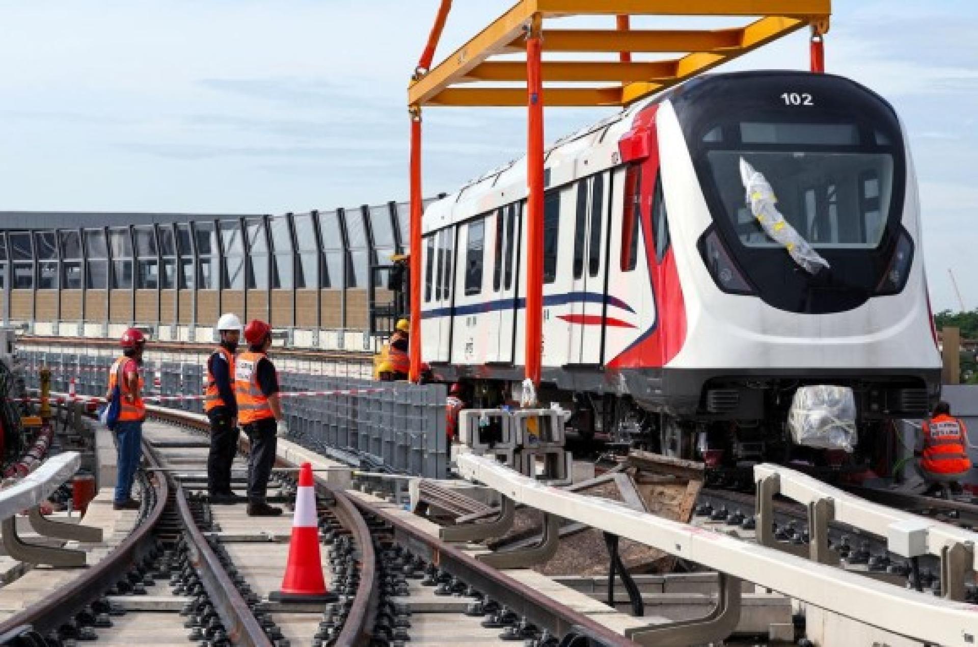 刚抵达的柔新捷运系统02号列车。