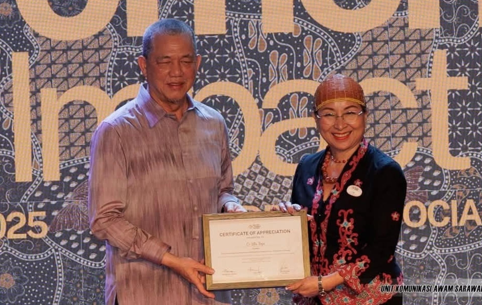 副首相法迪拉尤索（左）颁发证书给其中一名得奖者。