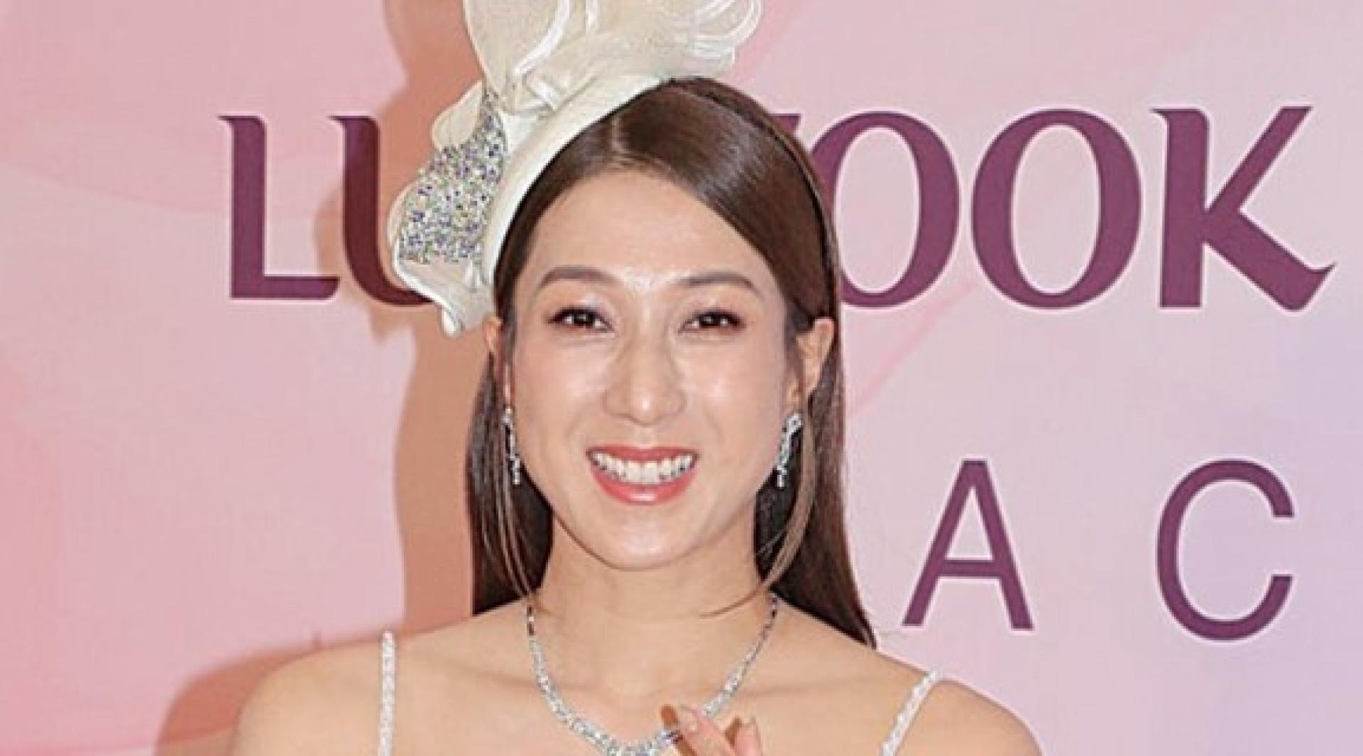 钟嘉欣否认婚姻亮红灯。