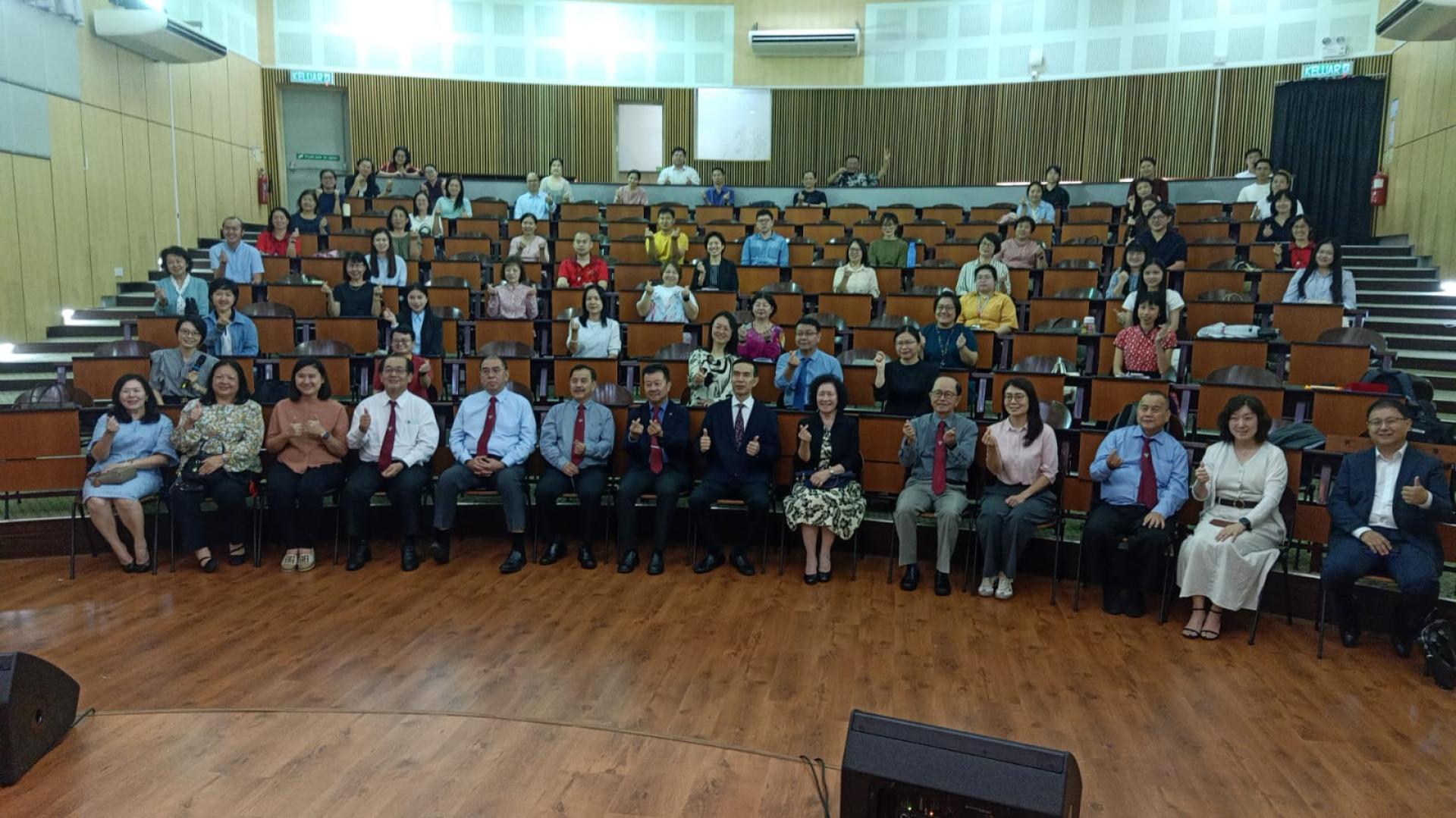 肖建国大使与汶中董事及教师合影