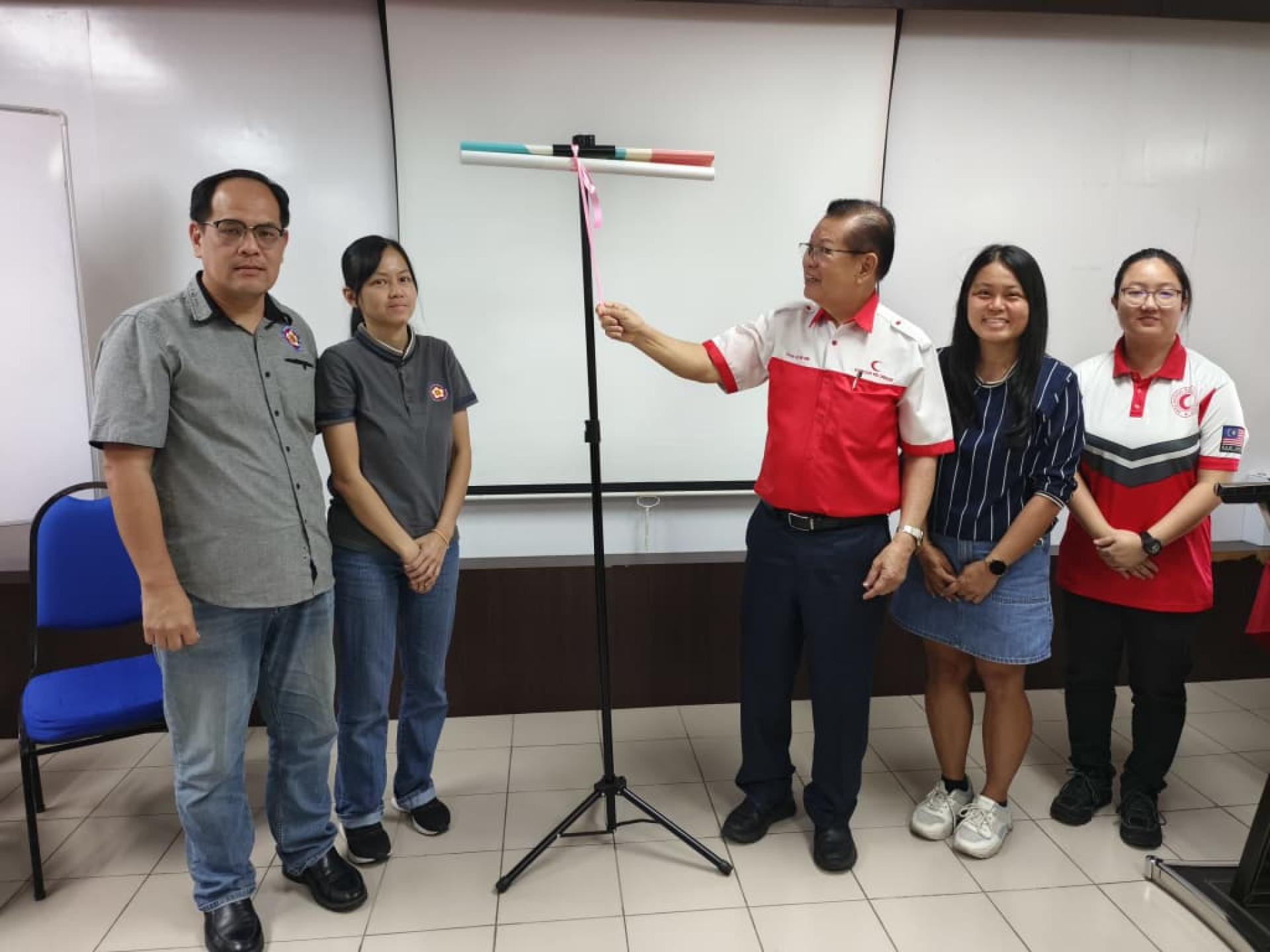 砂交通部长拿督斯里李景胜为美里客家公会青年团主办的《2025年基本急救课程》主持开幕仪式。