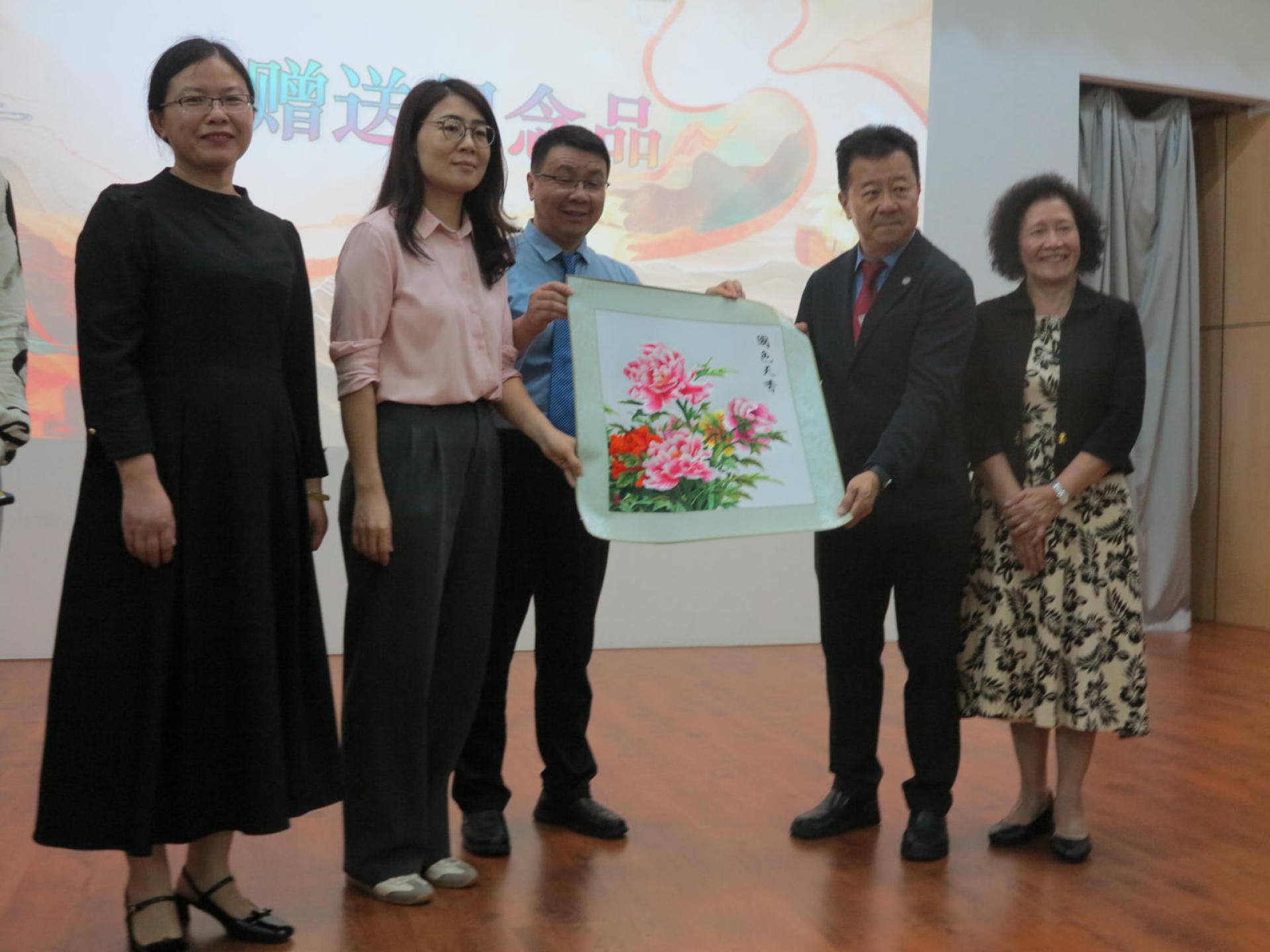 河南海外联谊会名师巡讲团赠送纪念品予杨德振董事长