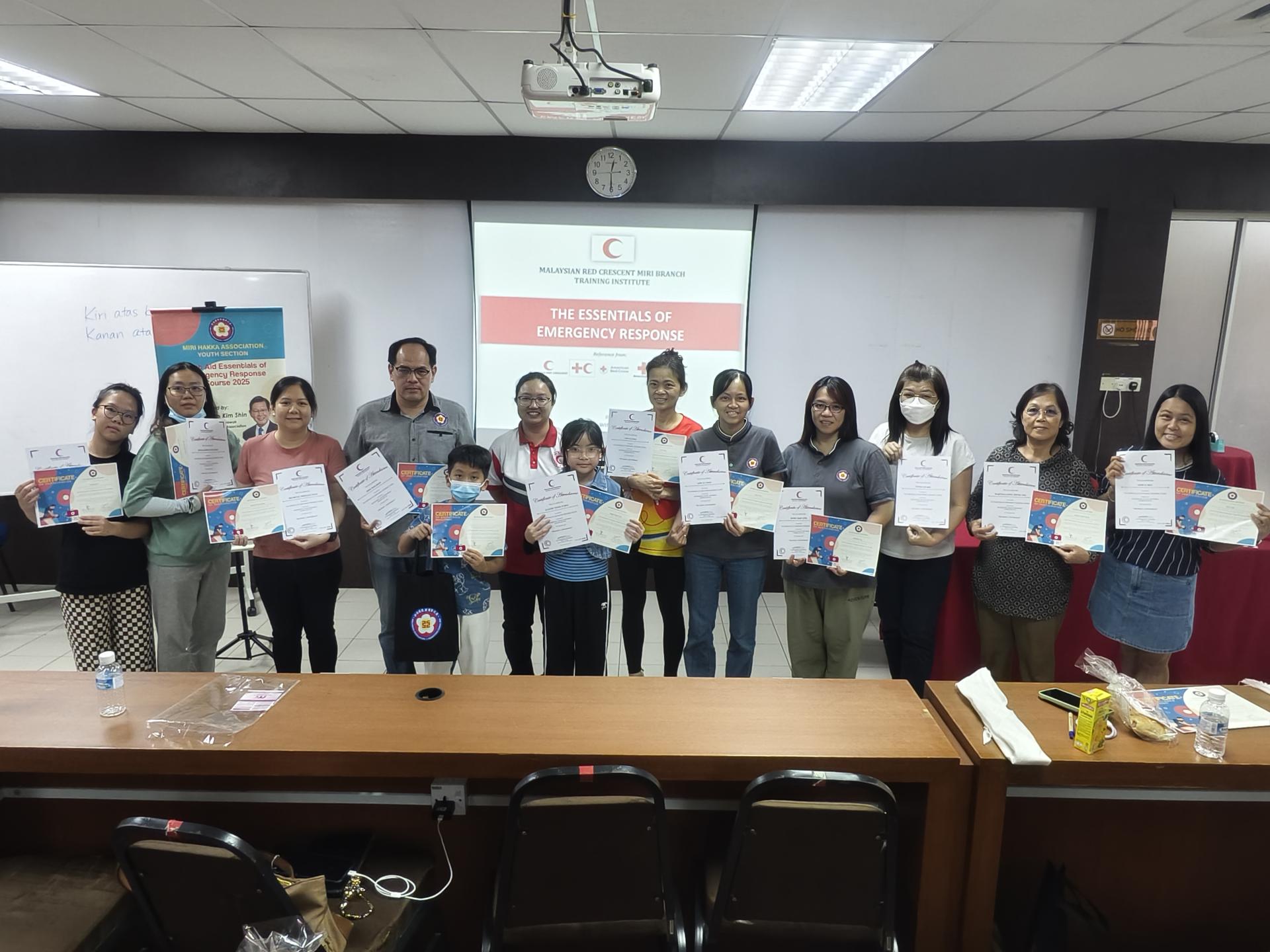 《2025年基本急救课程》结业礼合影。左5为基本急救课  程讲师谢姿莹。