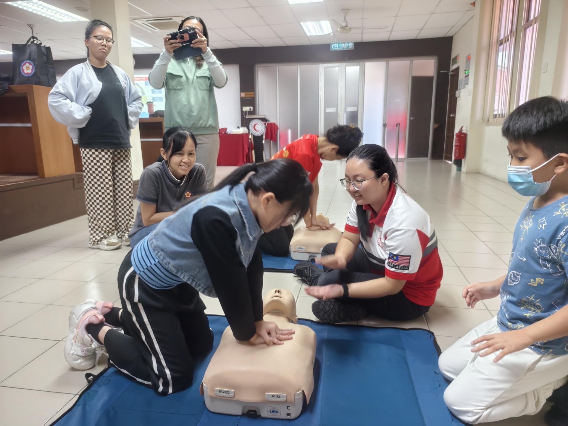 小朋友也一同学习心肺复苏（CPR）。