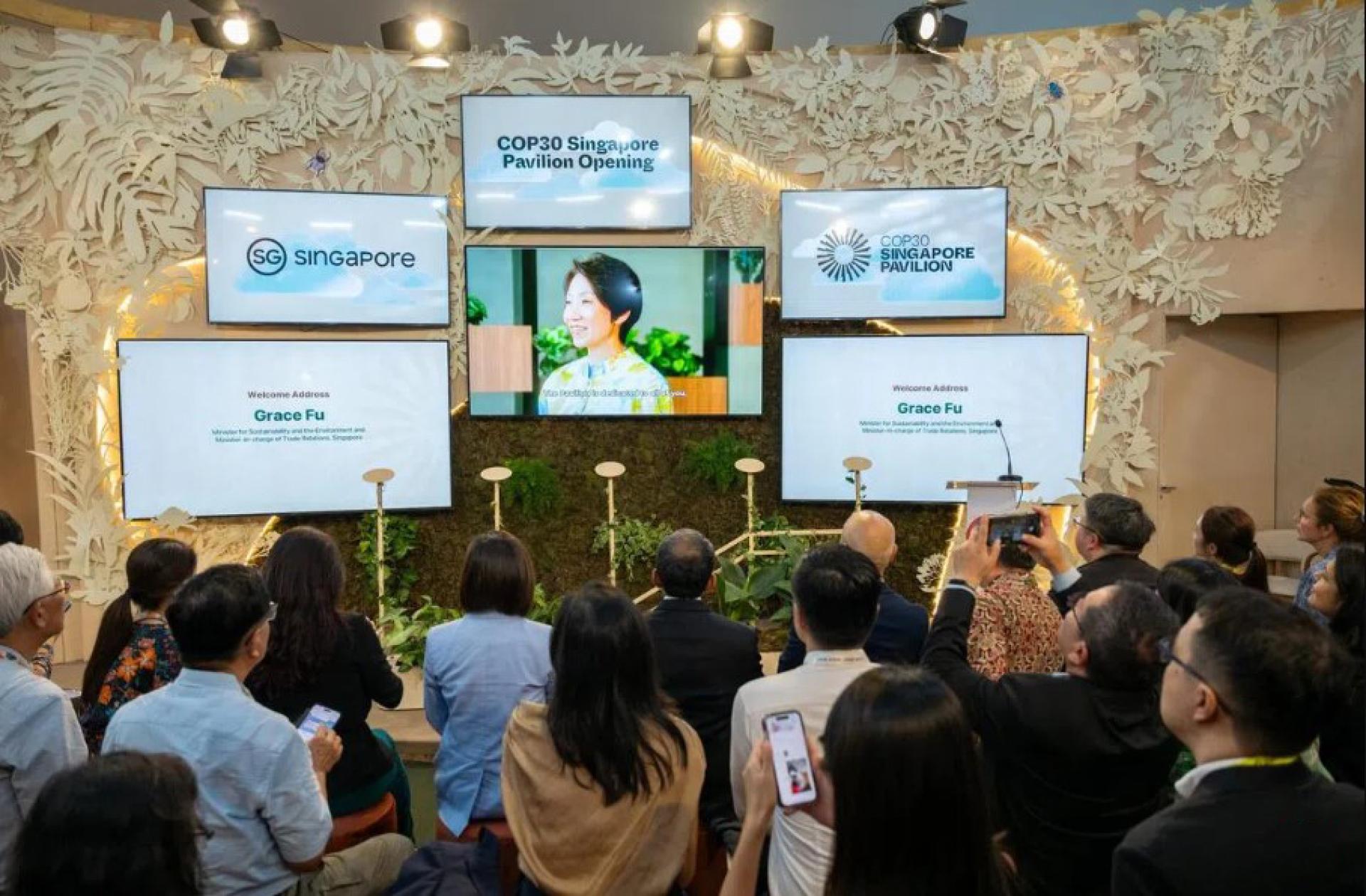 会议期间，傅海燕将与各国环境部长举行双边会谈，共同讨论如何推进全球气候行动，并加强在环境可持续性和气候韧性方面的双边合作。 图为COP30新加坡馆会场。