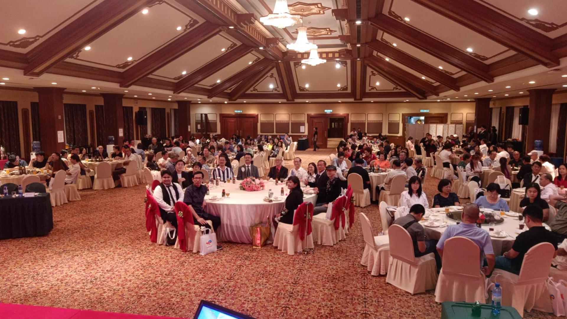 出席第十八周年庆暨红狼歌友会歌唱大赛的嘉宾及来宾。