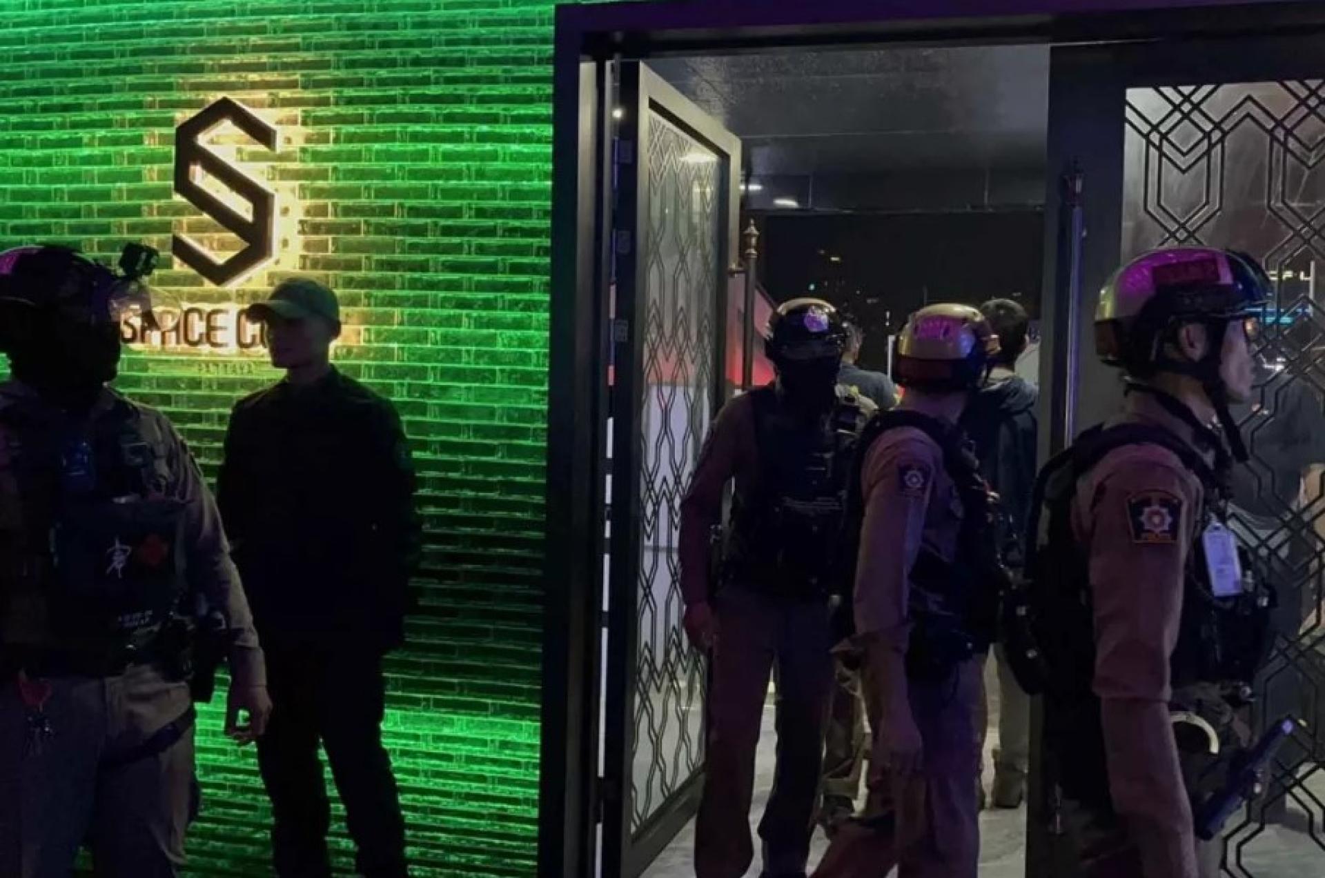 警方周日凌晨突袭芭提雅Space Club夜店。