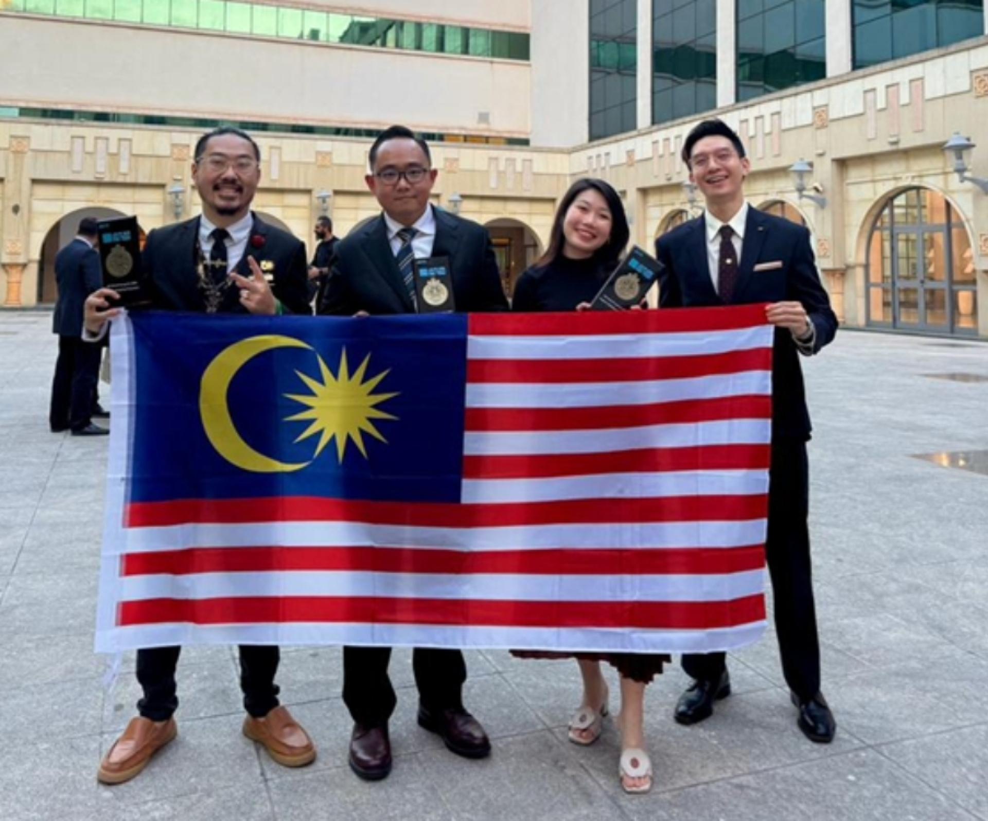 我国代表队。左起为雷望圣、陈济卫、颜秀伦，以及教练 JCI Senator Skyler。