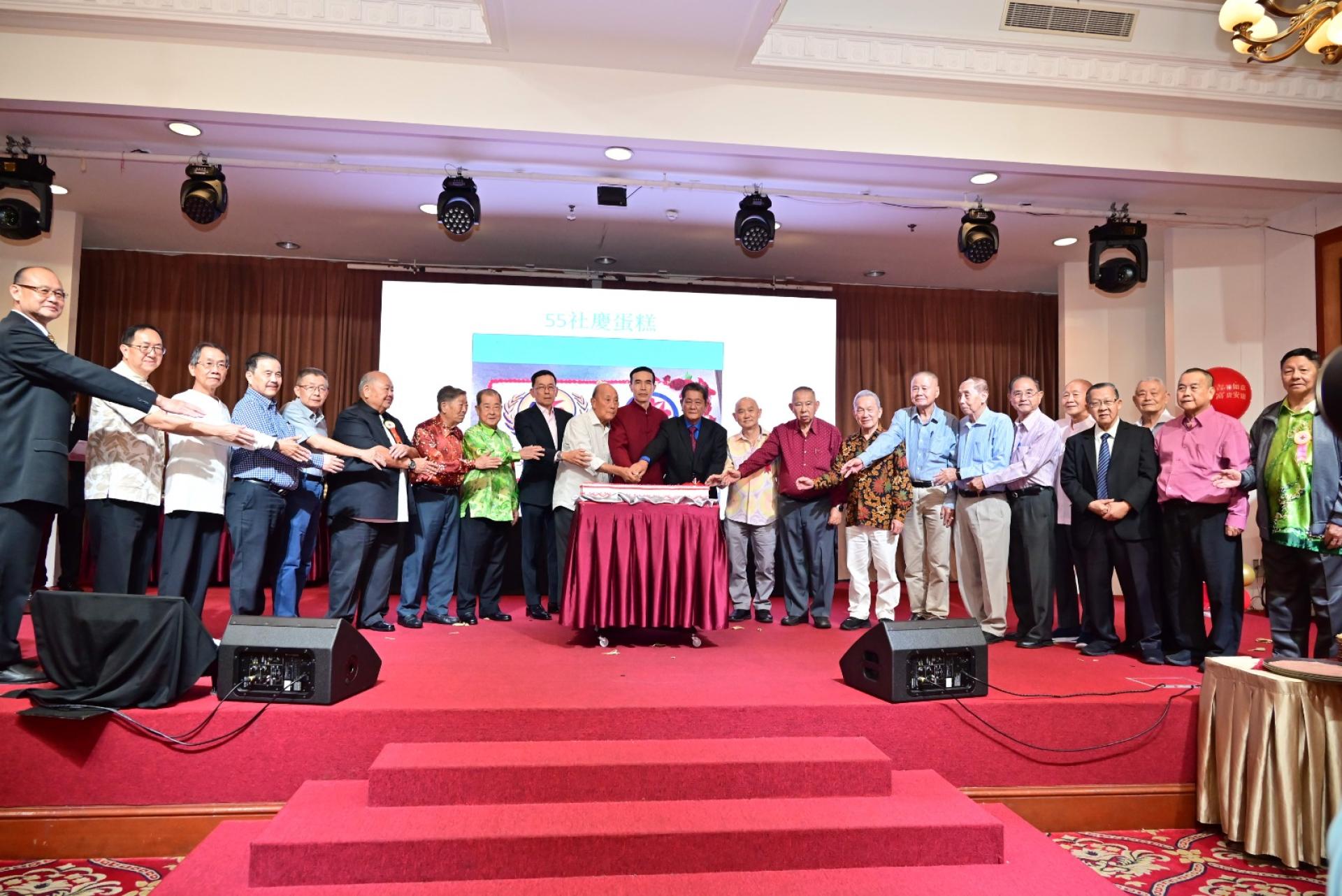 肖建国大使与广惠互助社理事与嘉宾共切会庆蛋糕