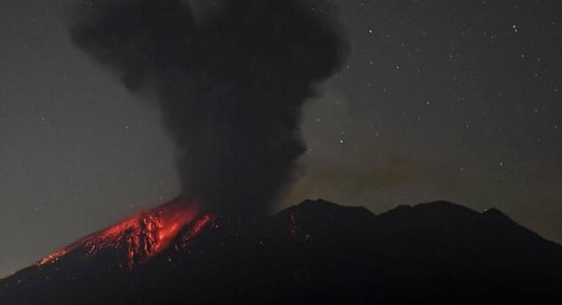 樱岛南岳山顶火山口多次喷发。