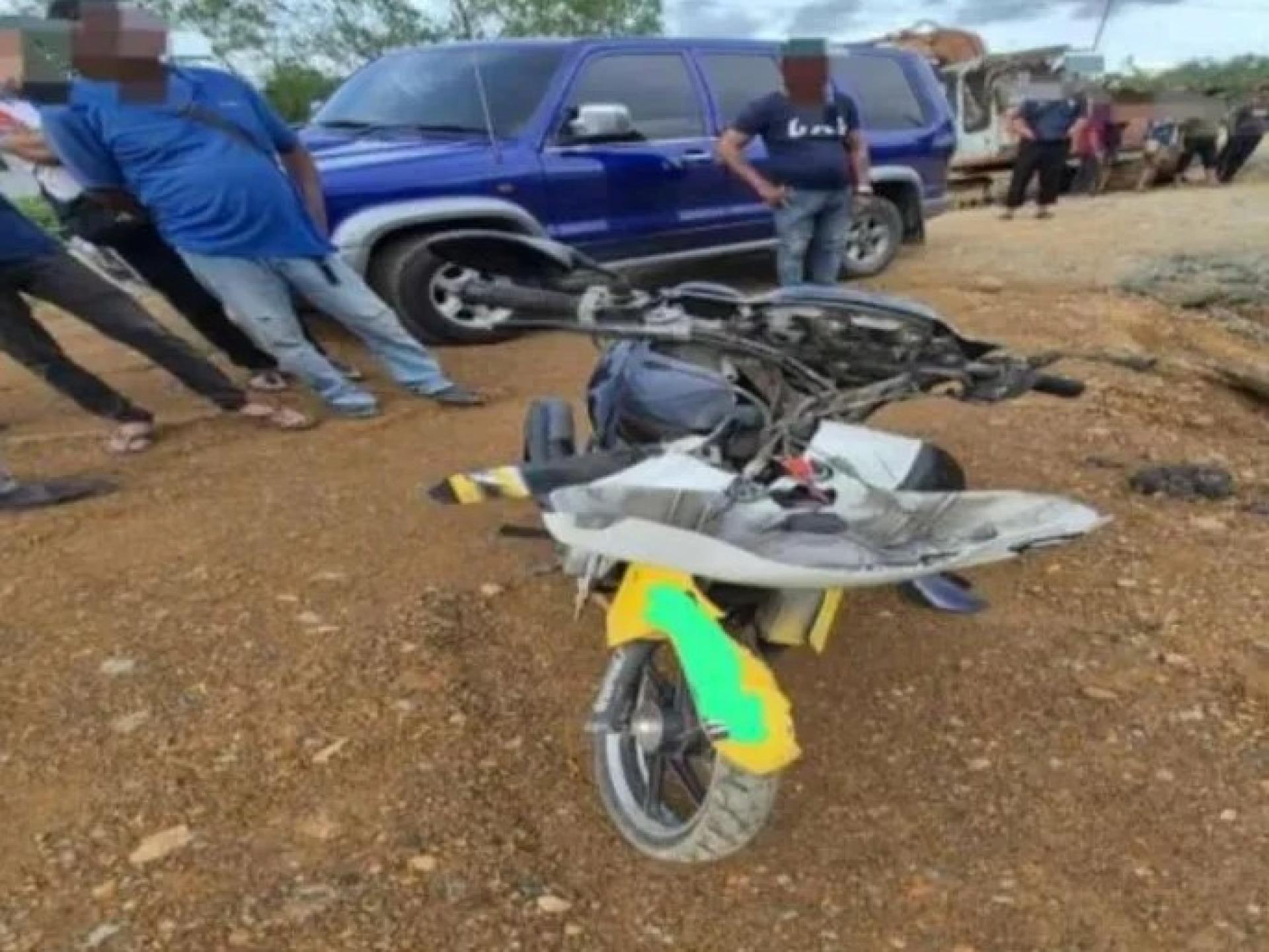 2025年11月15日，古晋丹绒巴哥发生车祸的摩托车残骸。