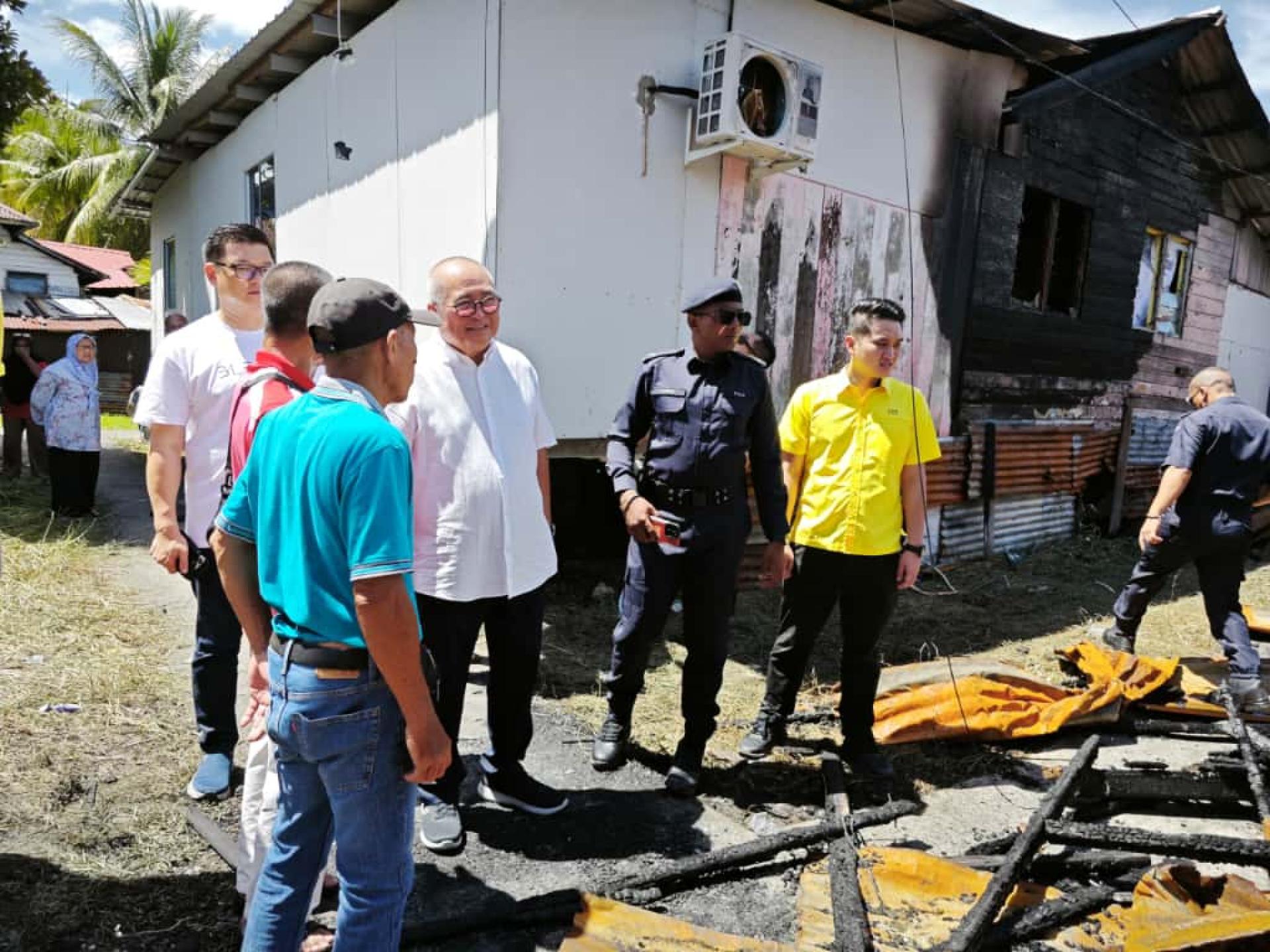 美里市长兼埔奕区议员俞小珊（右3）前往火灾现场了解状况。