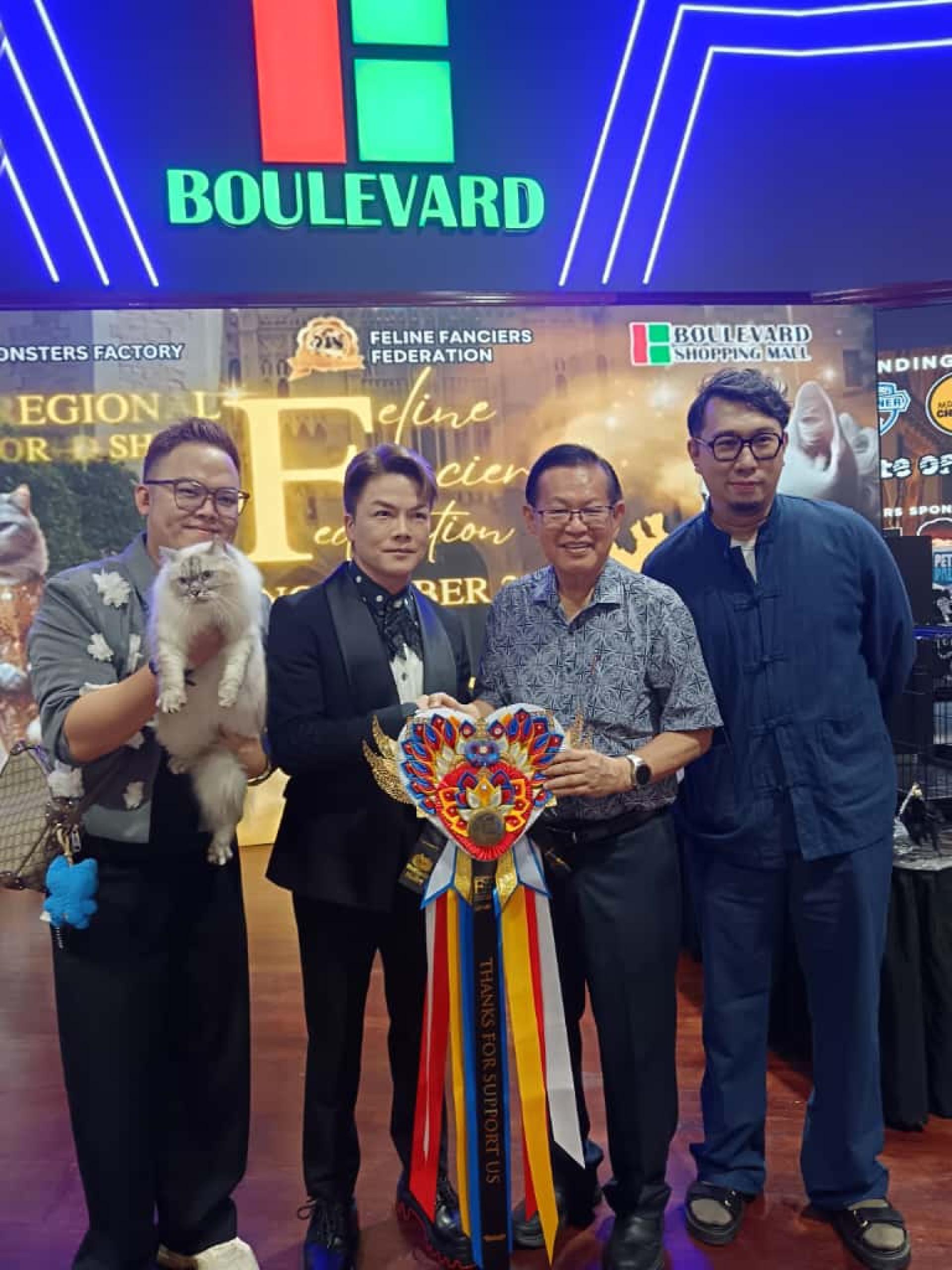 砂交通部长拿督斯里李景胜（右2）为猫展主持开幕。