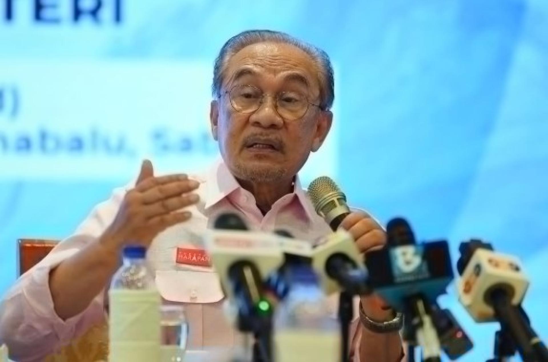 安华于周日在沙巴媒体从业人员早餐会暨非正式交流会上，回答媒体的提问。