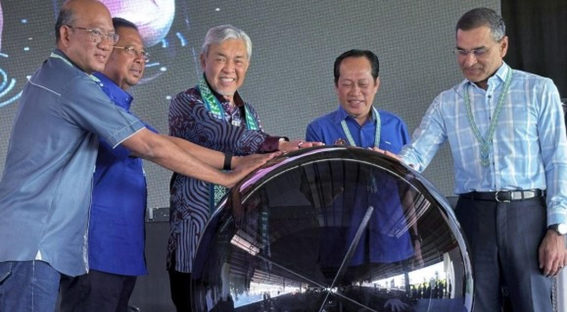 阿末扎希（中）于周日为“就业保障嘉年华计划”主持启动仪式，右2为工程部副部长拿督斯里阿末马斯兰。