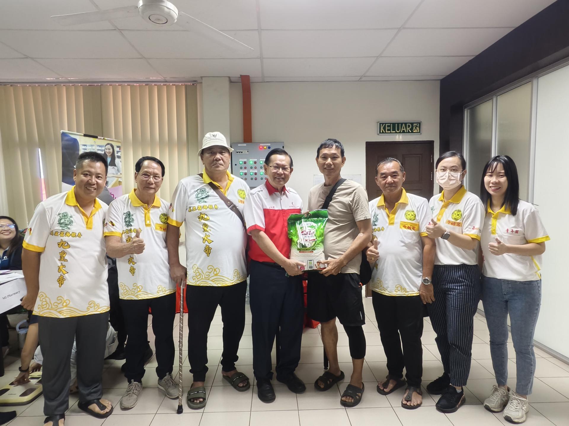 拿督斯里李景胜（左4）代表美里省海龙寺赠送礼品给成功捐血者合影留念，感谢大众为社会奉献爱心。左3为吴青龙。