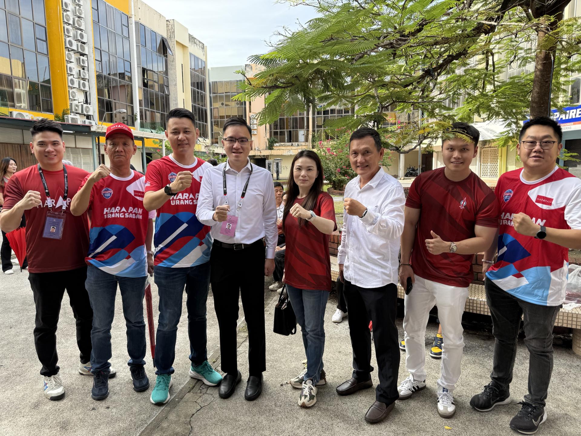 左3起是砂希望联盟兼行动党秘书林思健，里卡斯候选人冯晋哲，砂行动党署理主席刘强燕，右为砂社青团团长许溧根等给予打气。