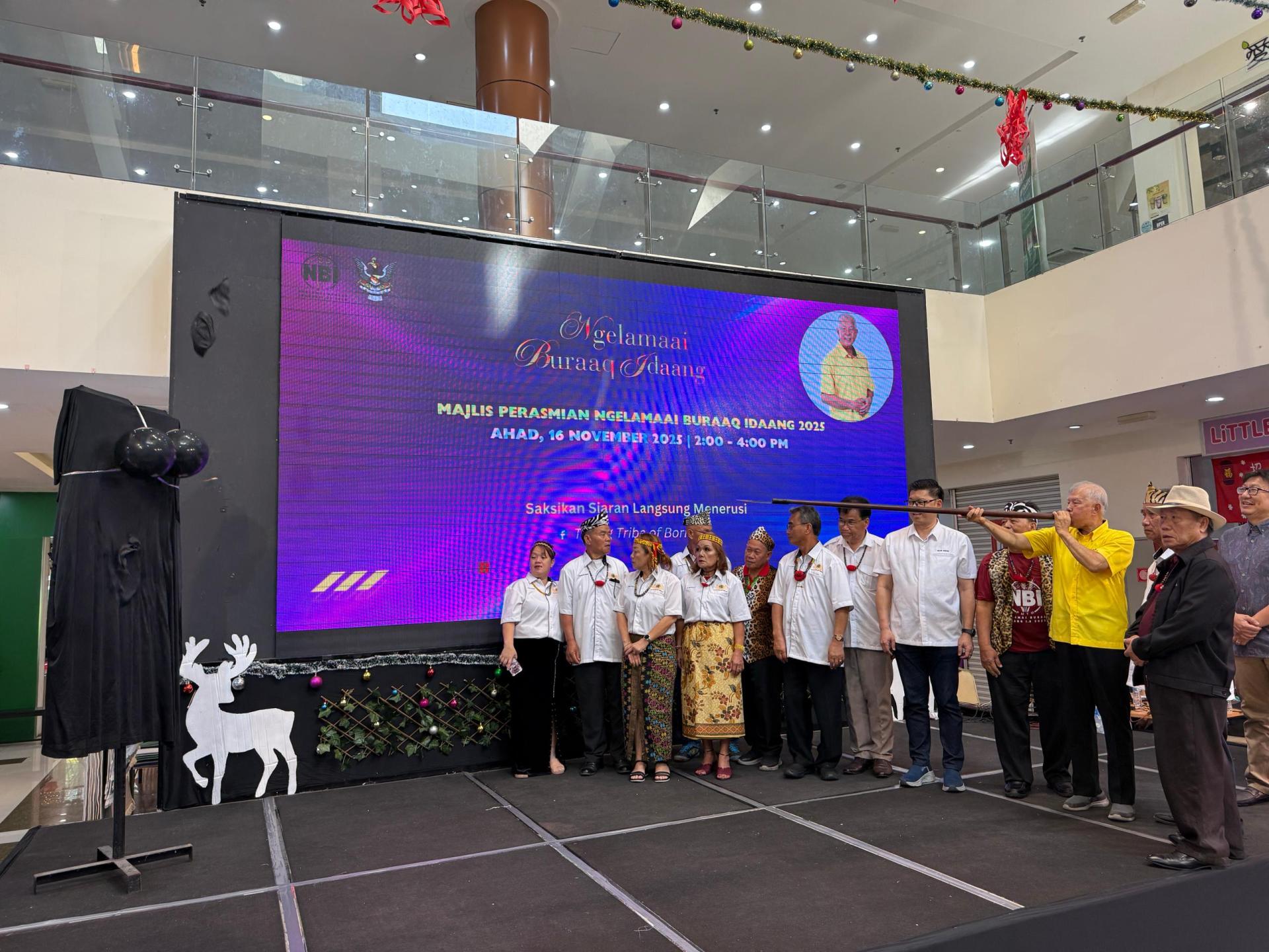 砂旅游部副部长拿督陈超耀为“Ngelamaai Buraaq Idaang 2025”主持推展仪式。