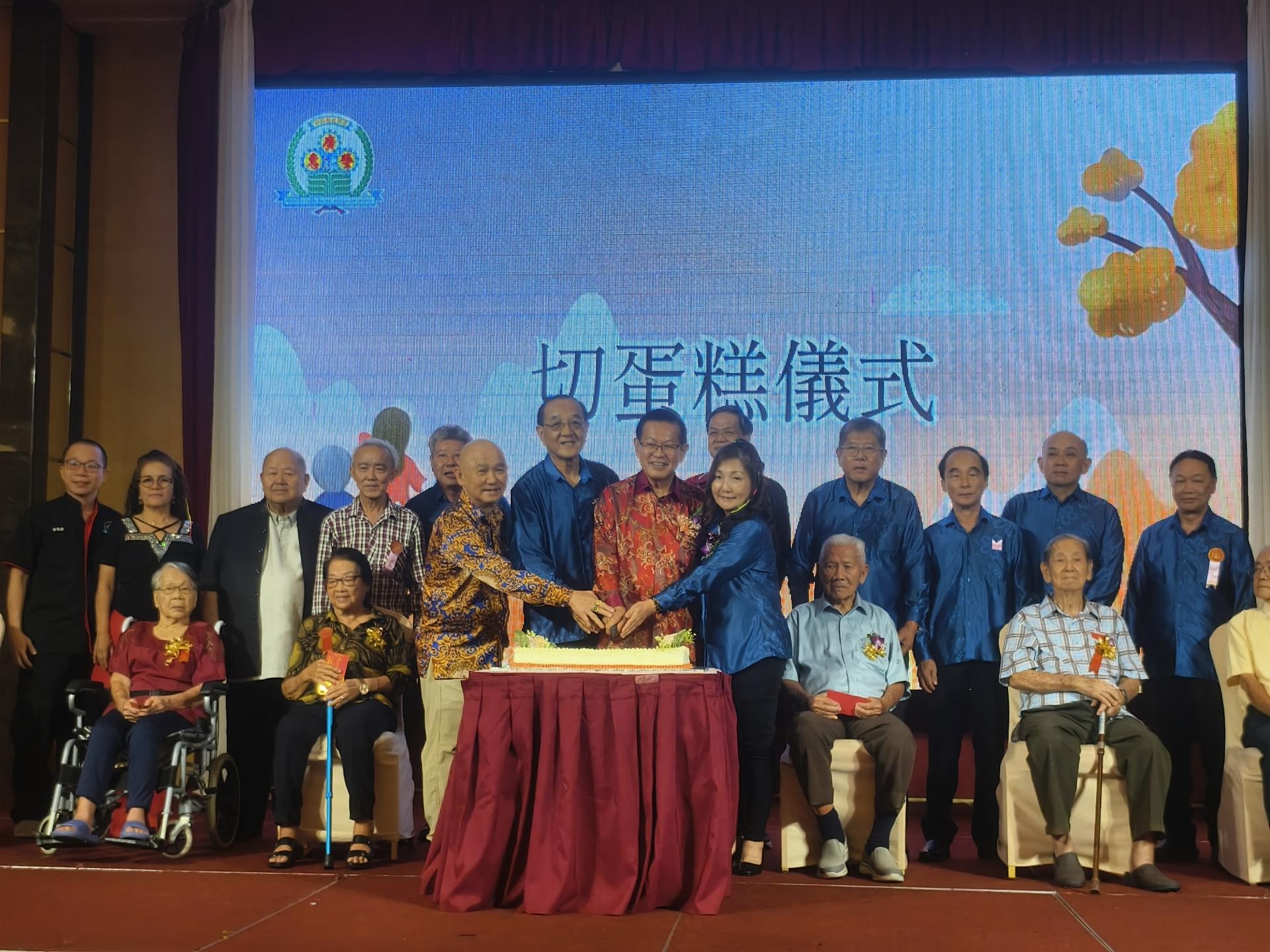 美里省廣惠肇公会2025 年第 52 屇孝亲敬老晚宴主宾拿督斯里李景胜与嘉宾们一同进行切蛋糕仪式。