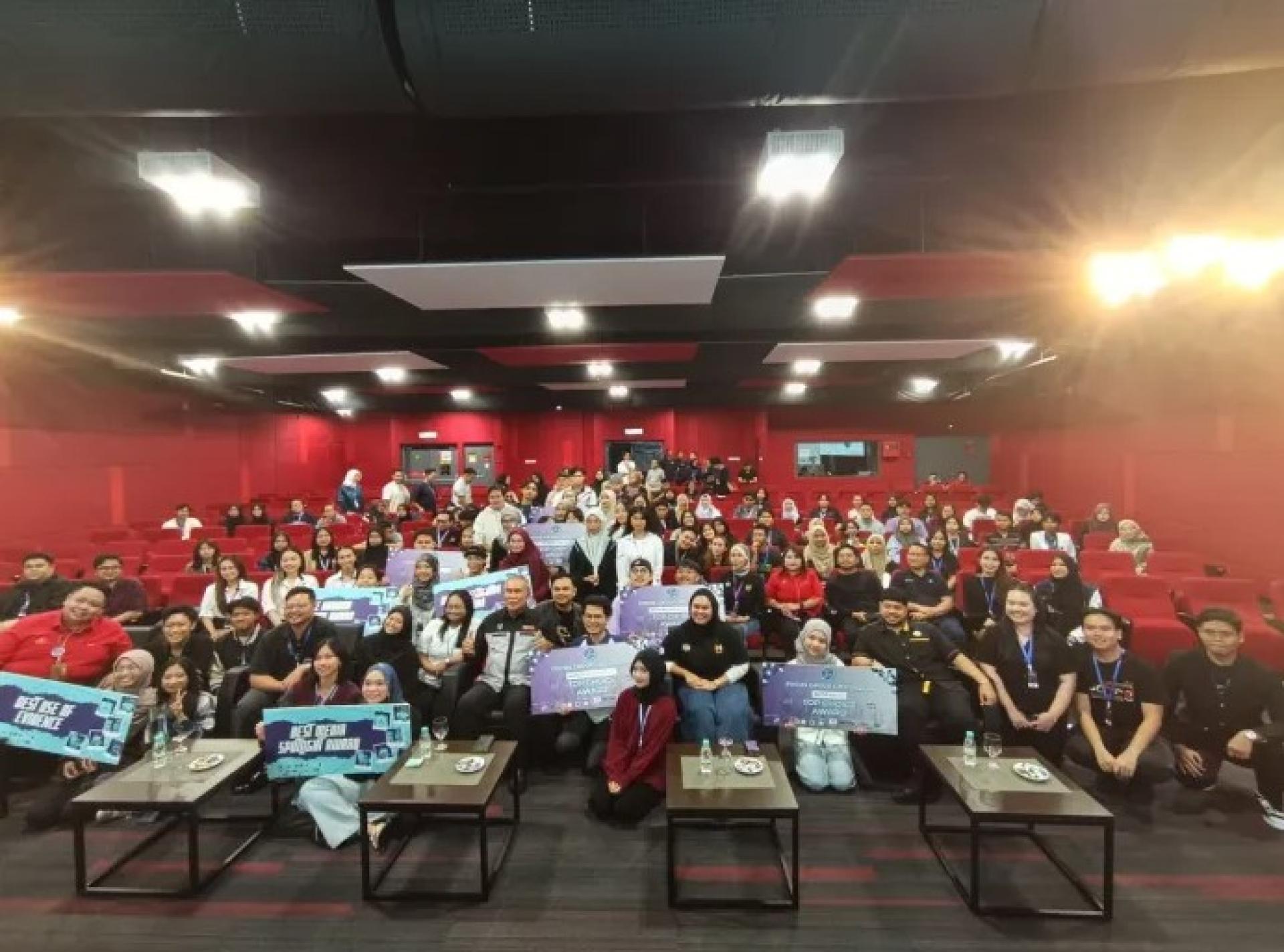 连达立（中）于2025年11月16日在Tegas数码村的#MenaSikTok 2025闭幕礼与其他人合影。