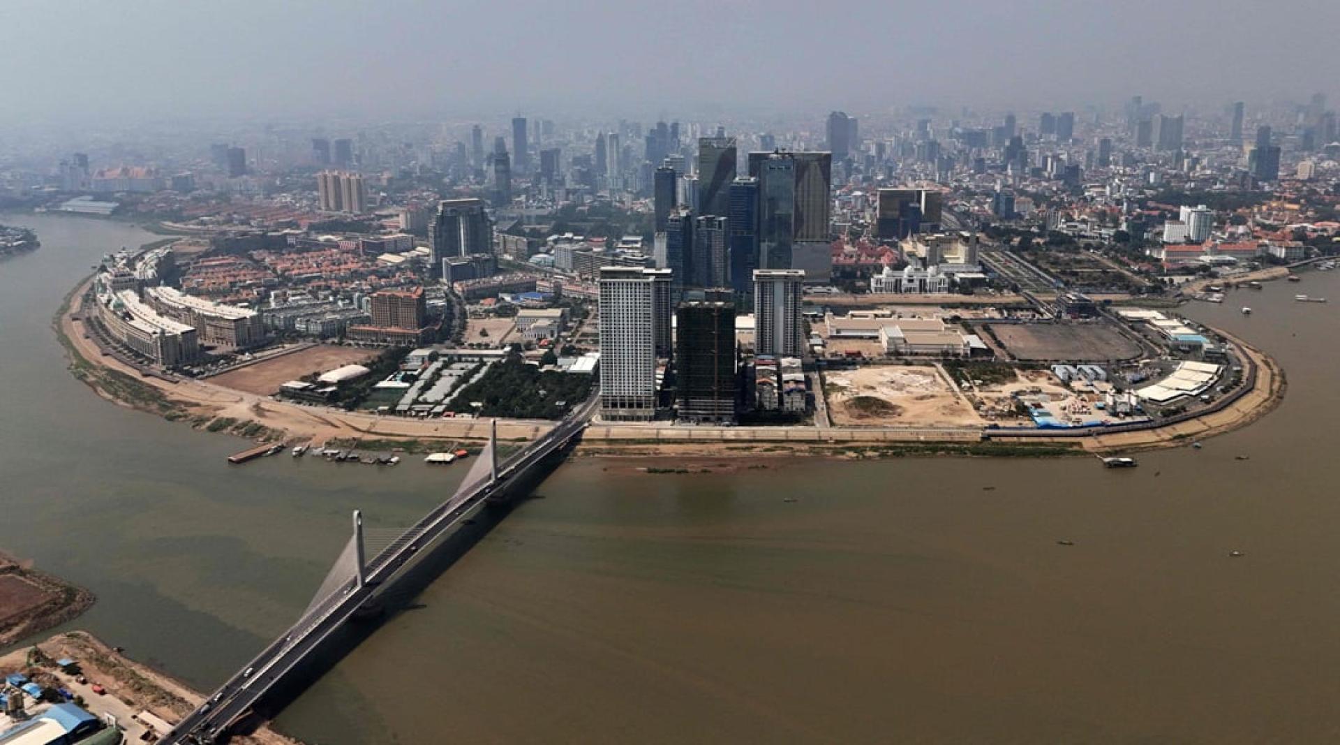 相关团伙此前一直在柬埔寨金边的一个诈骗基地运作，涉嫌干下至少438起诈骗案。图为柬埔寨蒙多基里省。图为金边市。