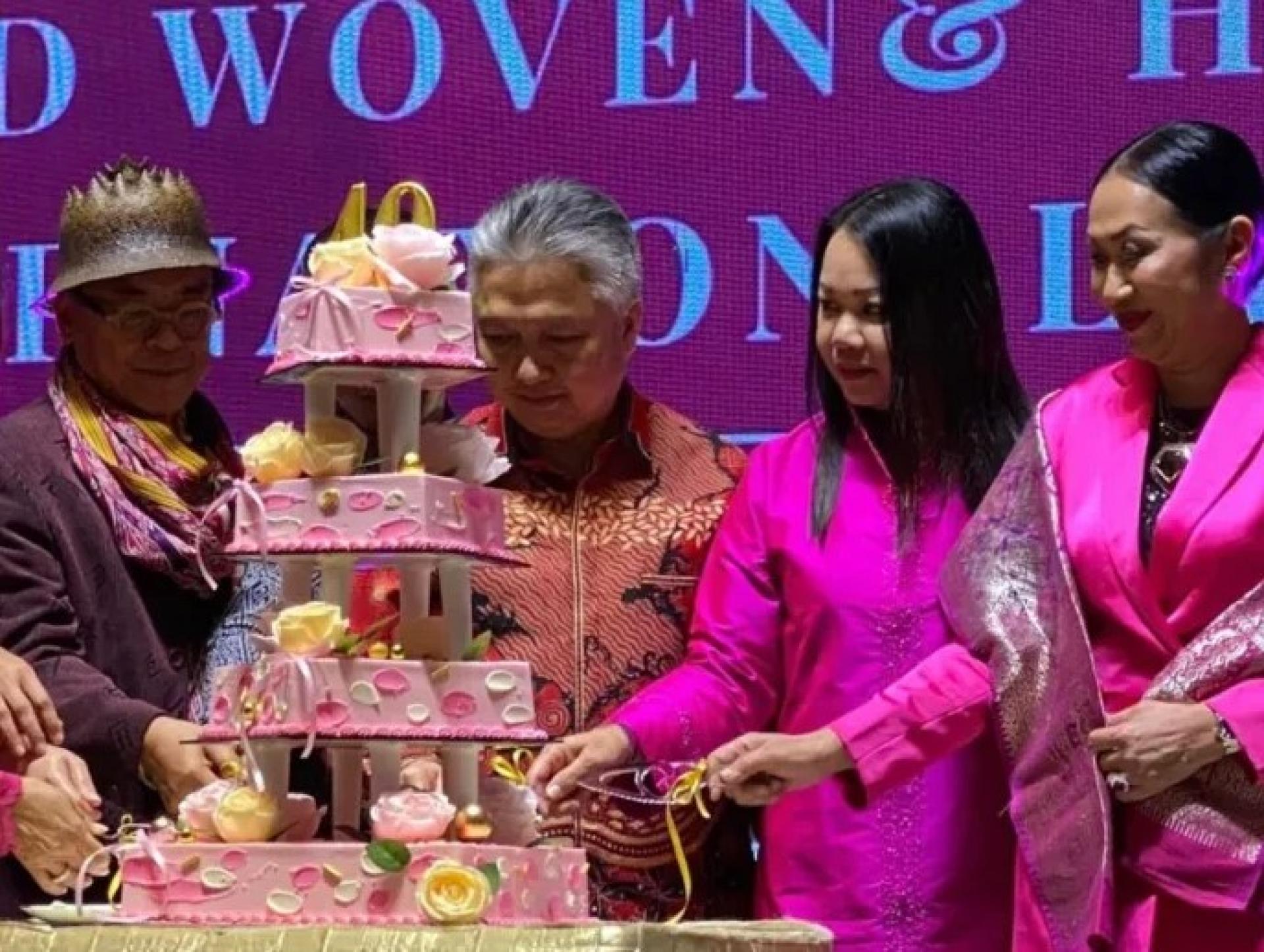砂拉越工艺协会在WEFT 2025 第12届论坛晚宴上庆祝成立40周年，斯诺登（左2）及夫人（右2）、梅琳达（右）和Edric Ong（左）共同进行切蛋糕仪式。（活动于2025年11月16日在古晋举行）