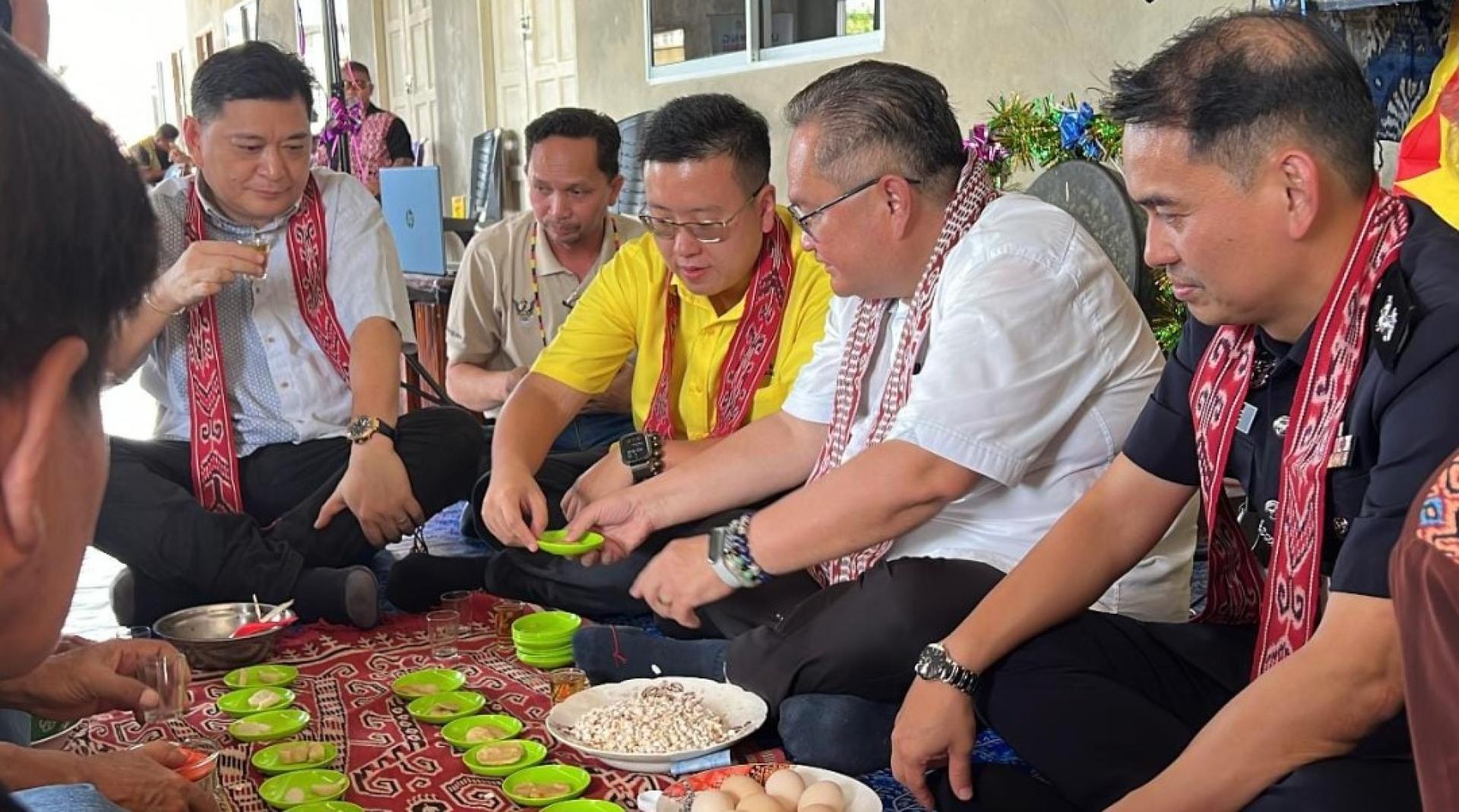 刘可杰（左3）与森普赖（左侧）抵达长屋后主持“米灵”仪式。