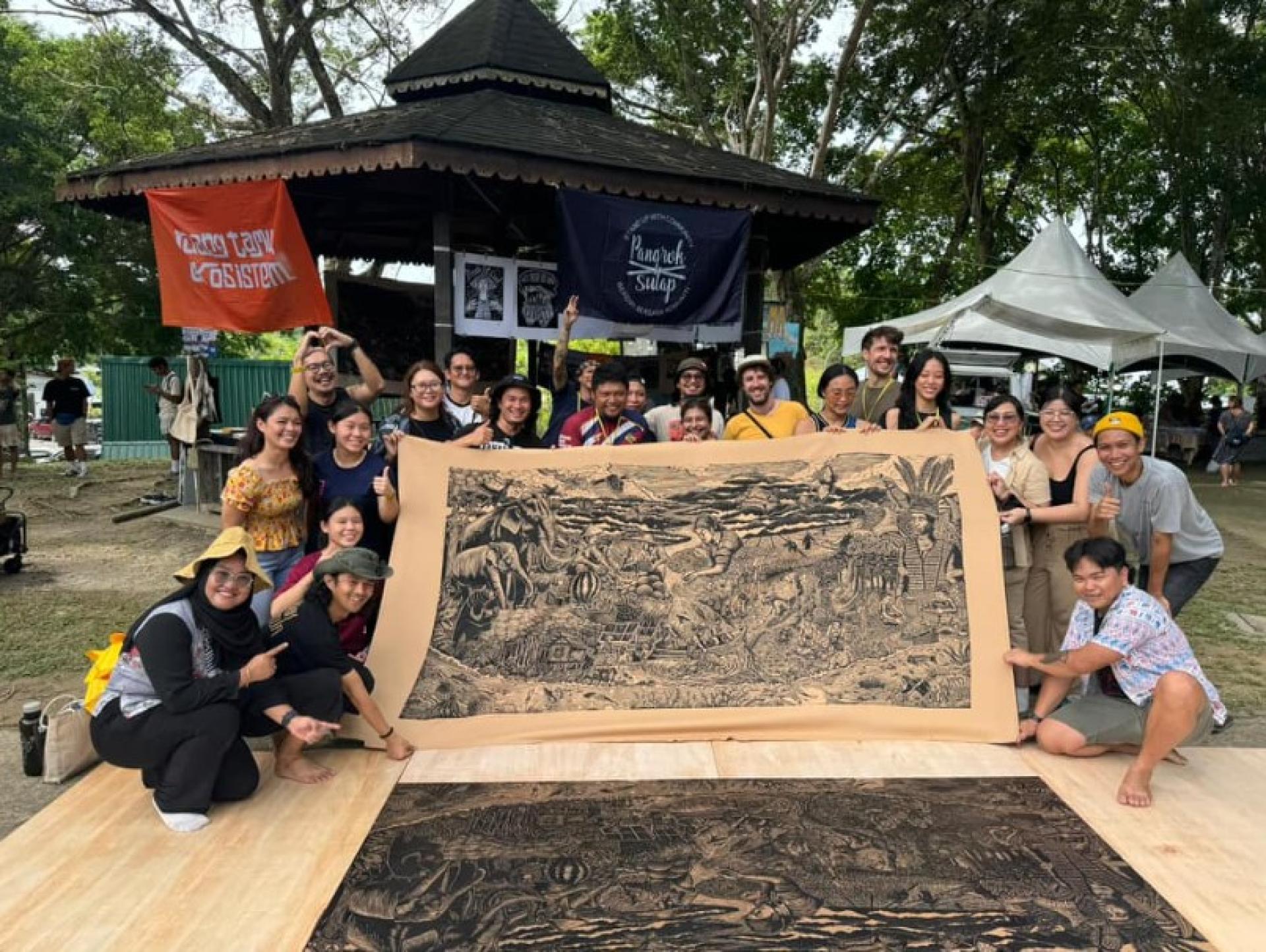 Pangrok Sulap以大型木刻艺术作品闻名，作品致敬沙巴文化。