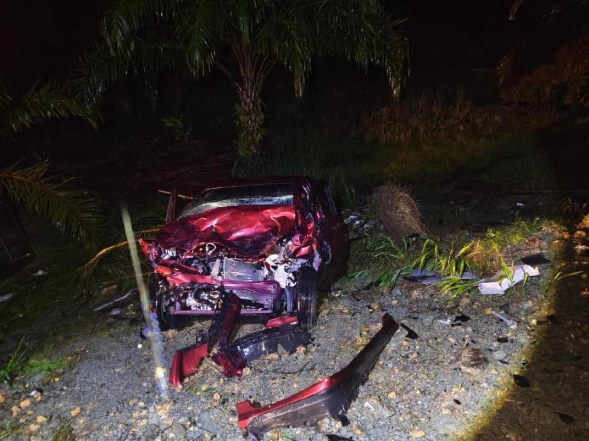 事发当天，事主车辆在万年烟双溪巴旺撞树后严重受损。