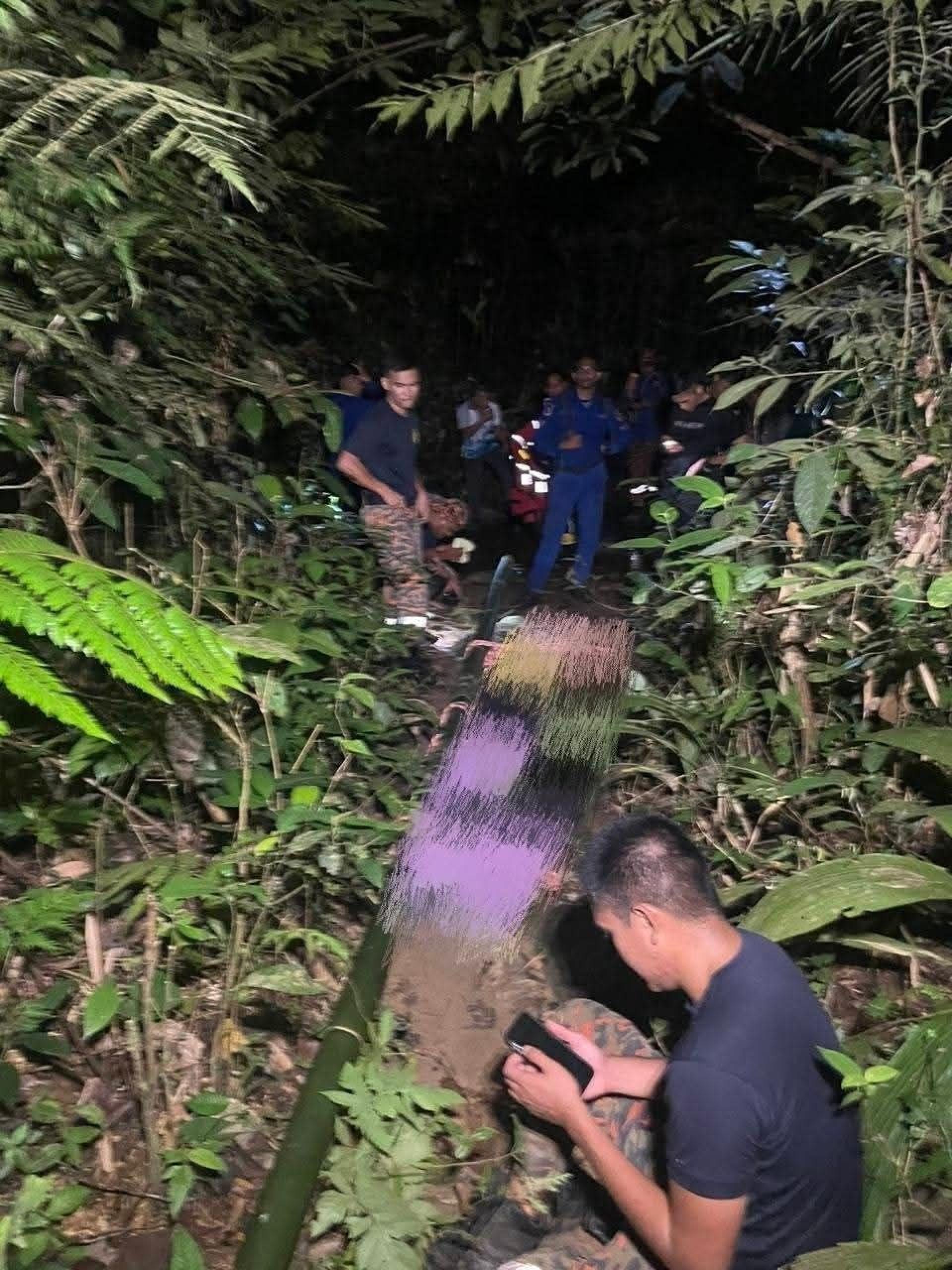 事发地点的山路陡峭艰难，救援人员步行约2小时30分才抵达现场移出遗体。