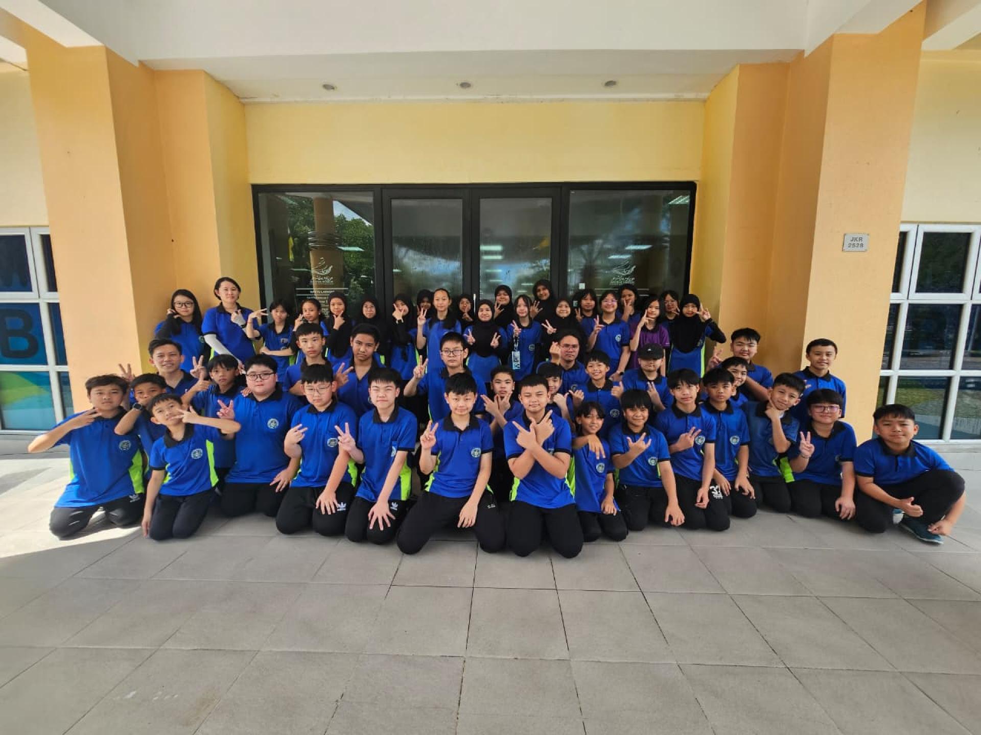 小六毕业生参观 汶莱海事博物馆 合影