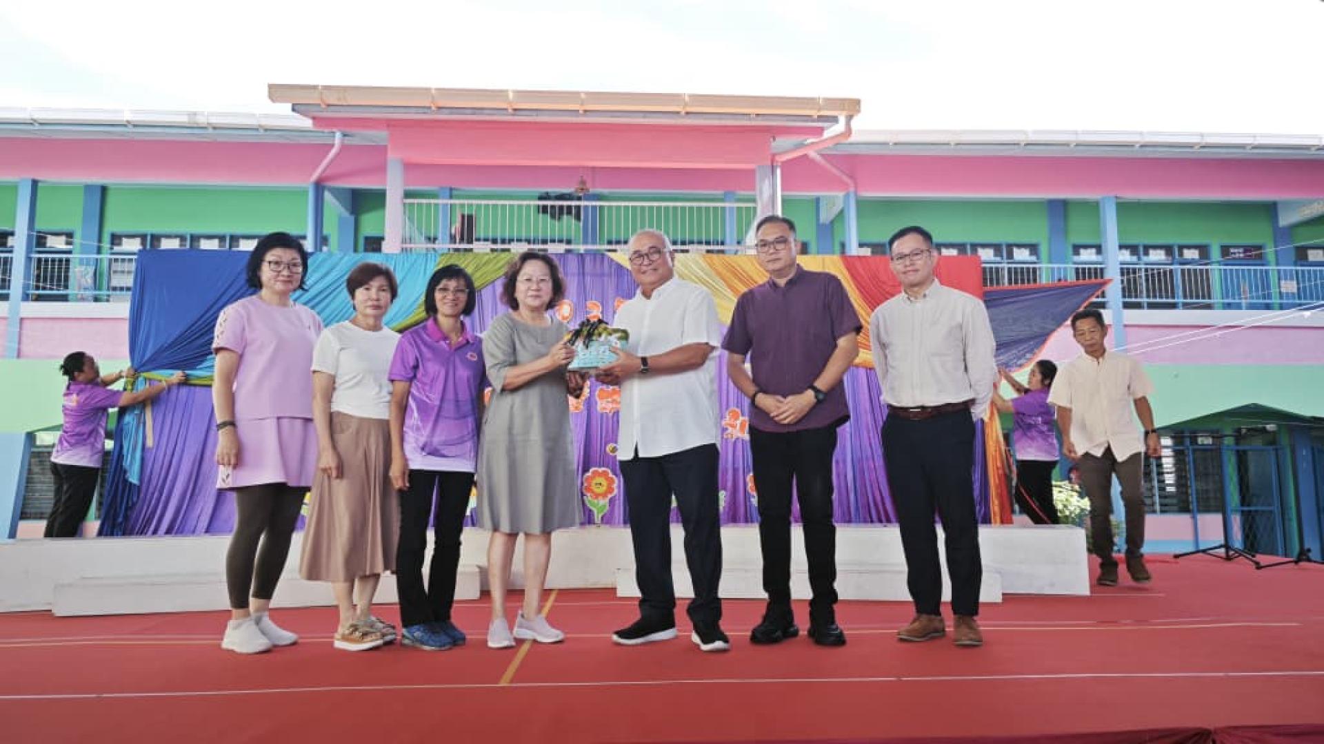 珠巴幼稚园董事长本固鲁方凤金（左4）赠送纪念品给美里市长俞小珊。