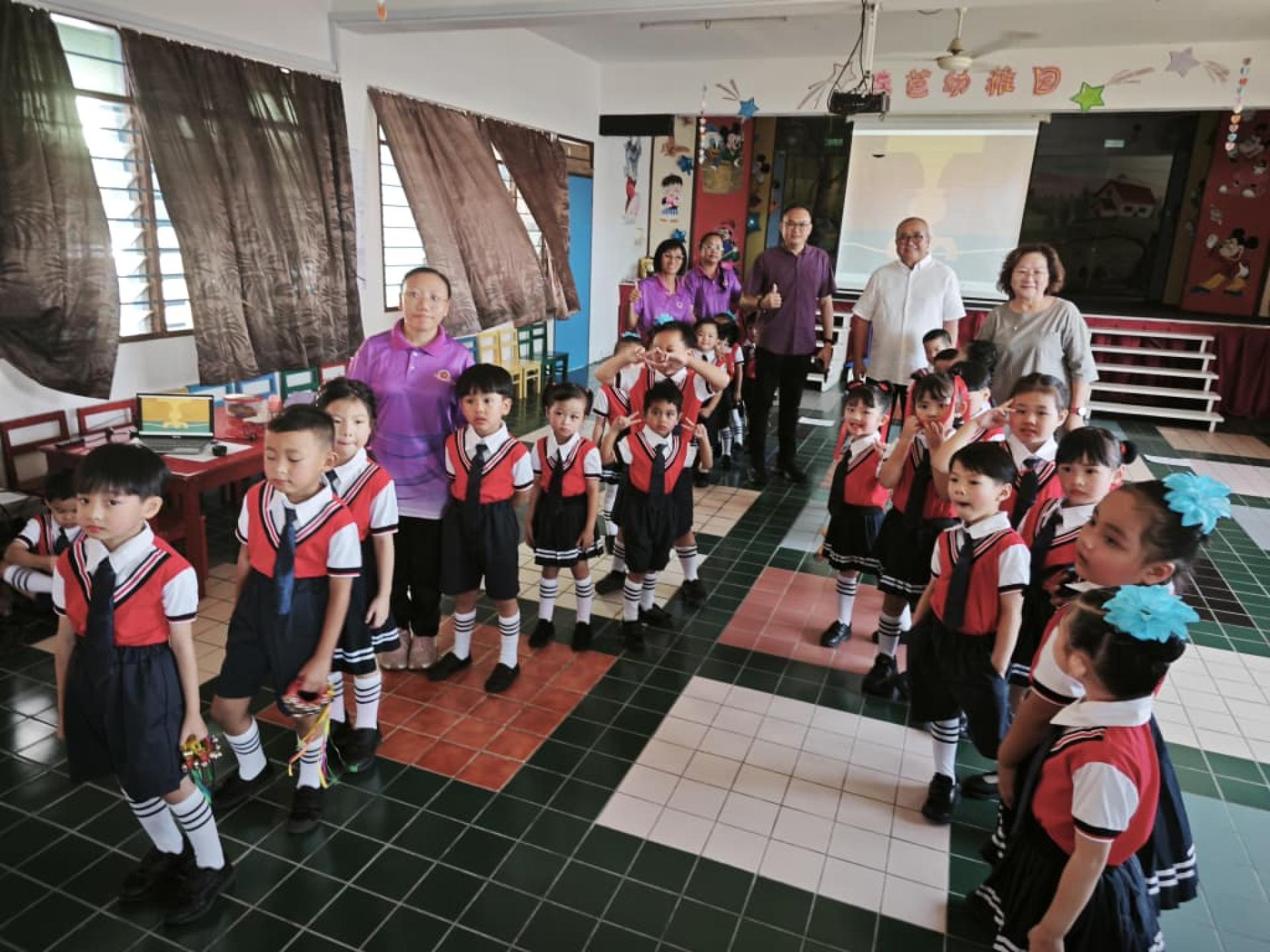 后排右起为珠巴幼稚园董事长本固鲁方凤金、美里市长兼  埔奕区州议员俞小珊等，与毕业生合影。