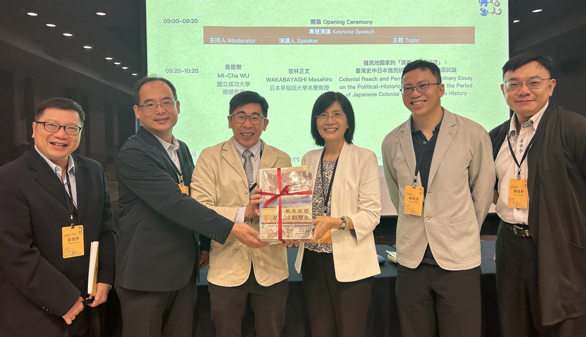 沈国明（左3）代表心向太阳剧坊赠送《马来西亚华文戏剧丛书》予成功大学图书馆典藏，由成功大学副校长陈玉女（右3）代表接收。左起安焕然，陈文松，右起则是陈佳彬和杨政达。