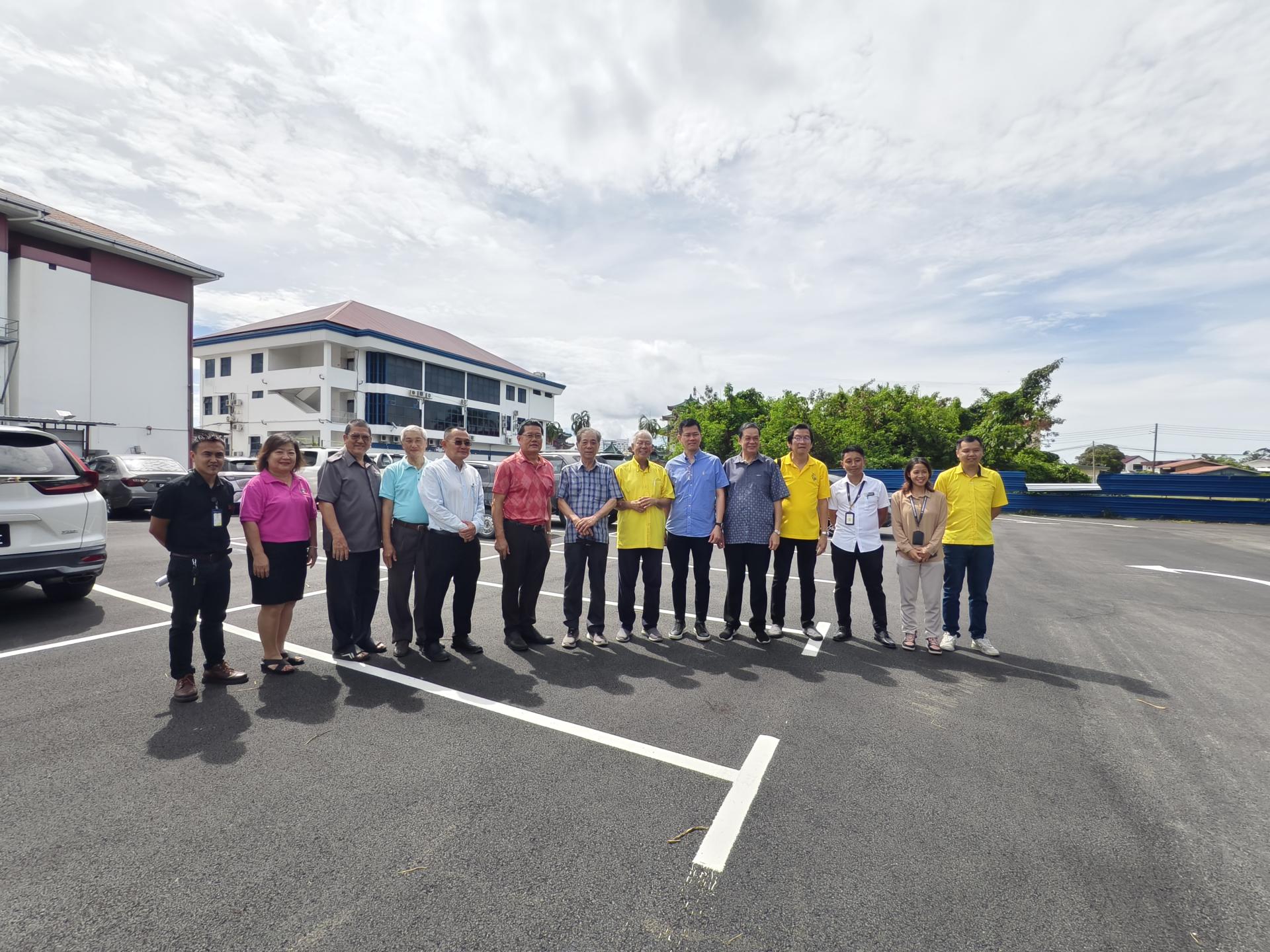 卑尔骚区州议员拿督陈超耀律师（左8）今日在公共工程局与珠巴区6至10路乡委会主席甲必丹田舜忠（左3）的陪同下前往巡视美里福州公会停车位提升工程时摄。左7为美里福州公会主席黄志滨。